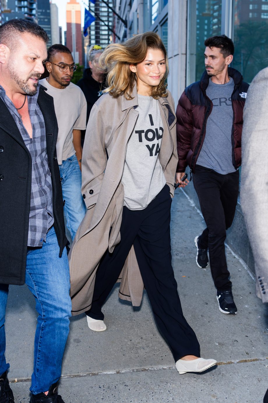 dit-is-het-verrassende-verhaal-achter-het-loewe-i-told-ya-shirt-van-zendaya-dat-nu-ook-te-koop-is-296013