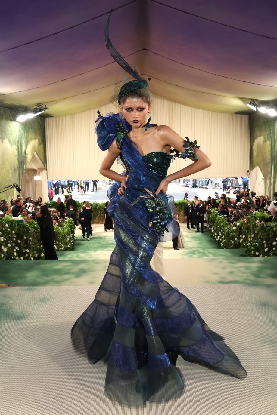 zendaya-brengt-in-een-look-van-maison-margiela-drama-naar-de-loper-van-het-met-gala-2024-296495