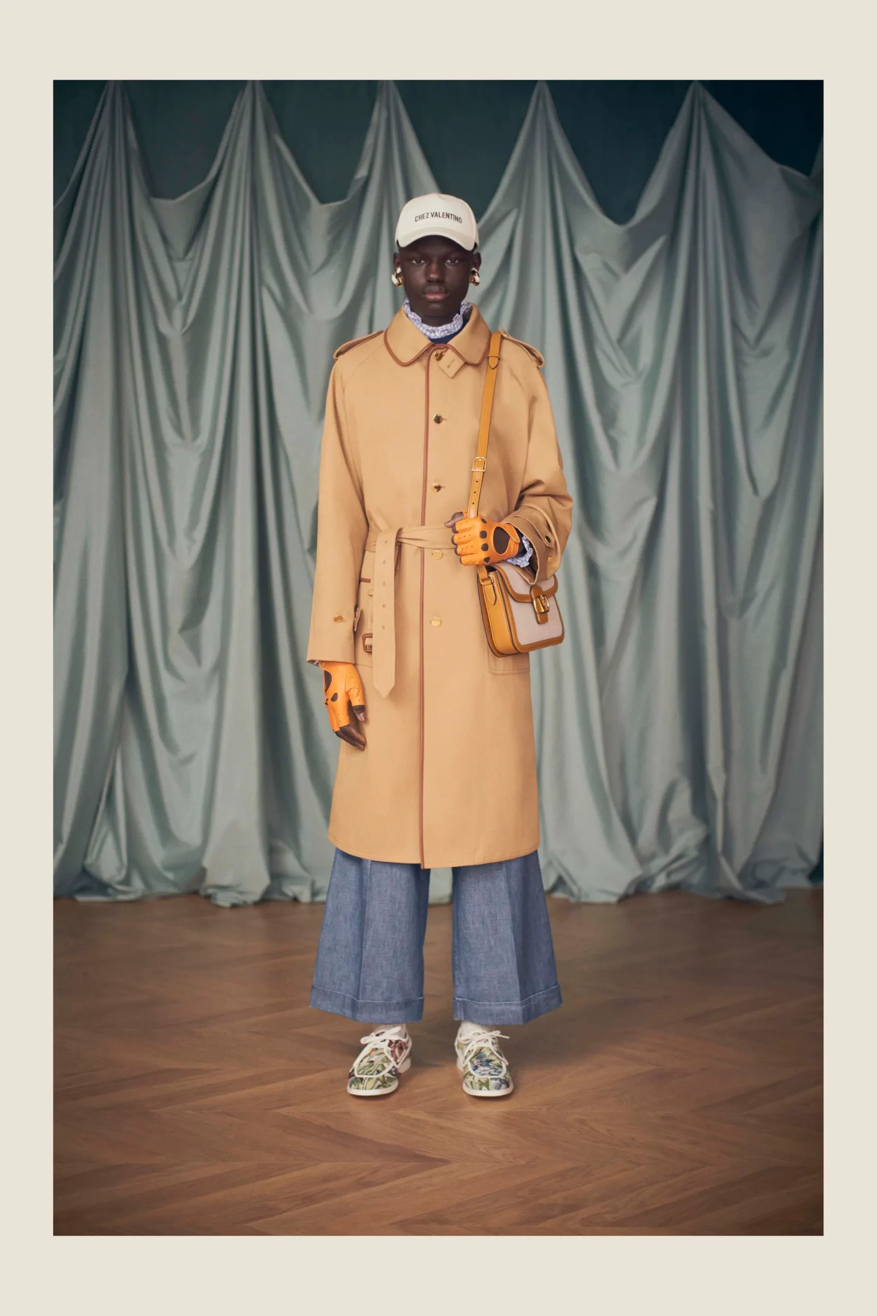 Een look uit het eerste lookbook van Alessandro Michele voor Valentino