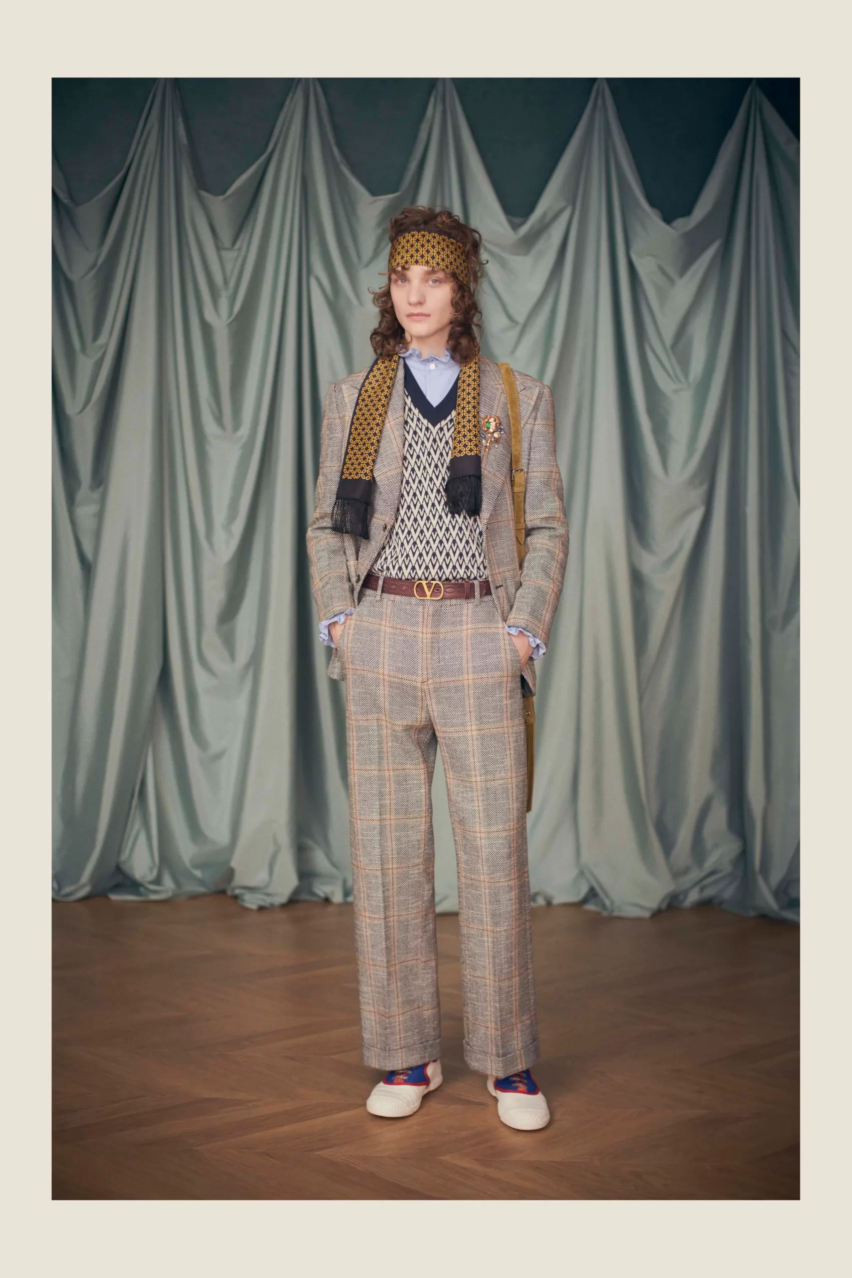 Een look uit het eerste lookbook van Alessandro Michele voor Valentino