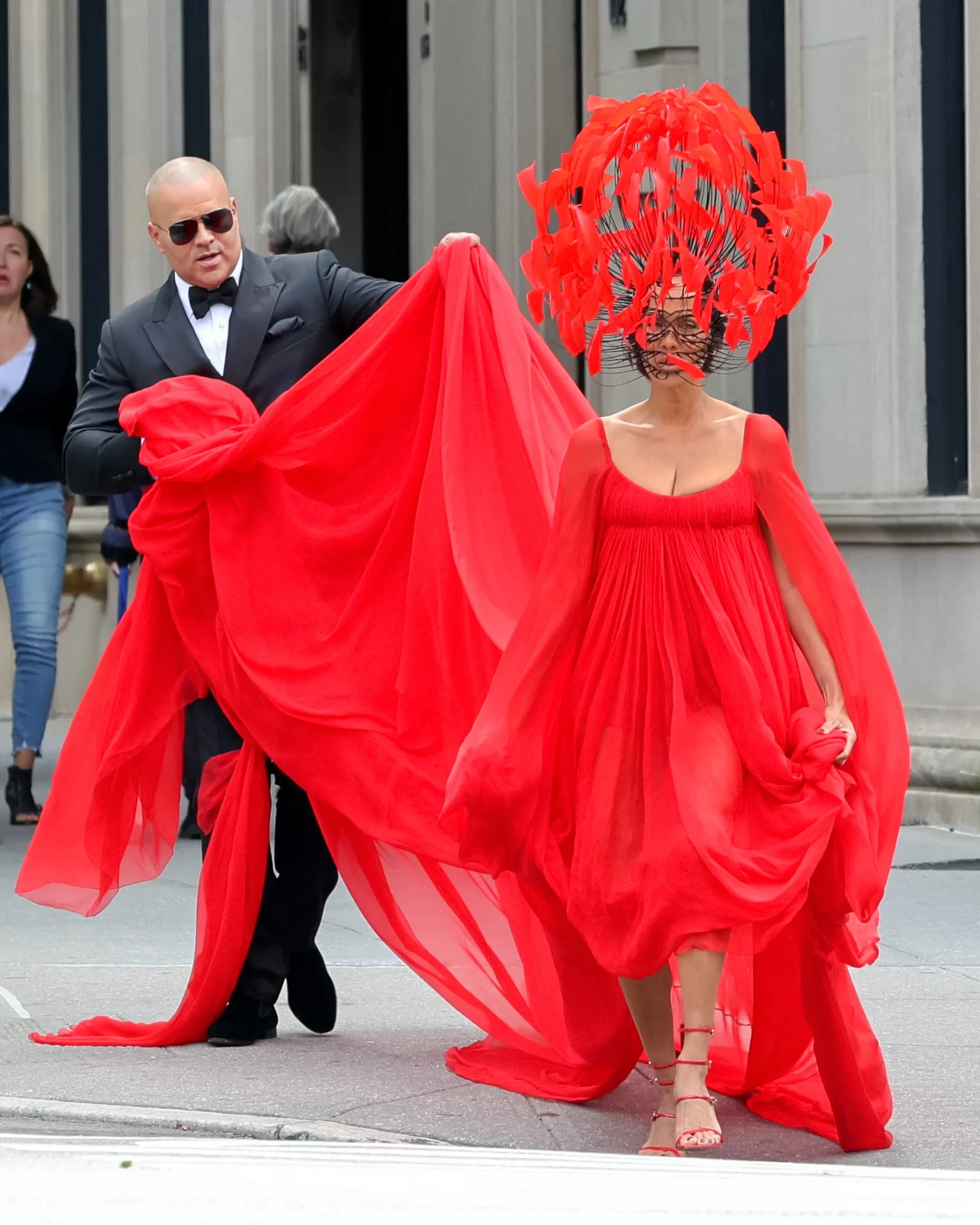 Een rode jurk in de serie 'And Just Like That'