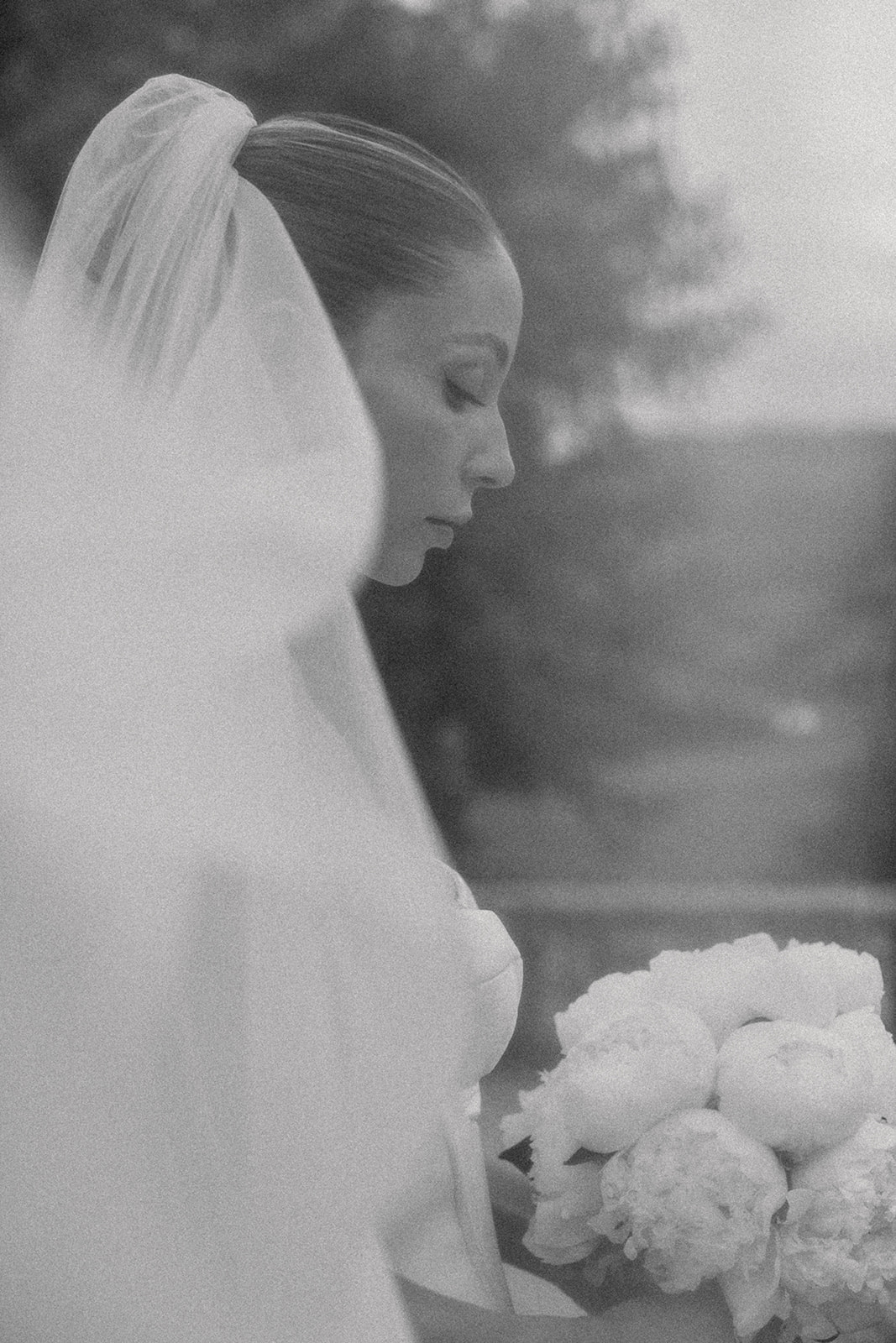 Laura loopt naar het altaar