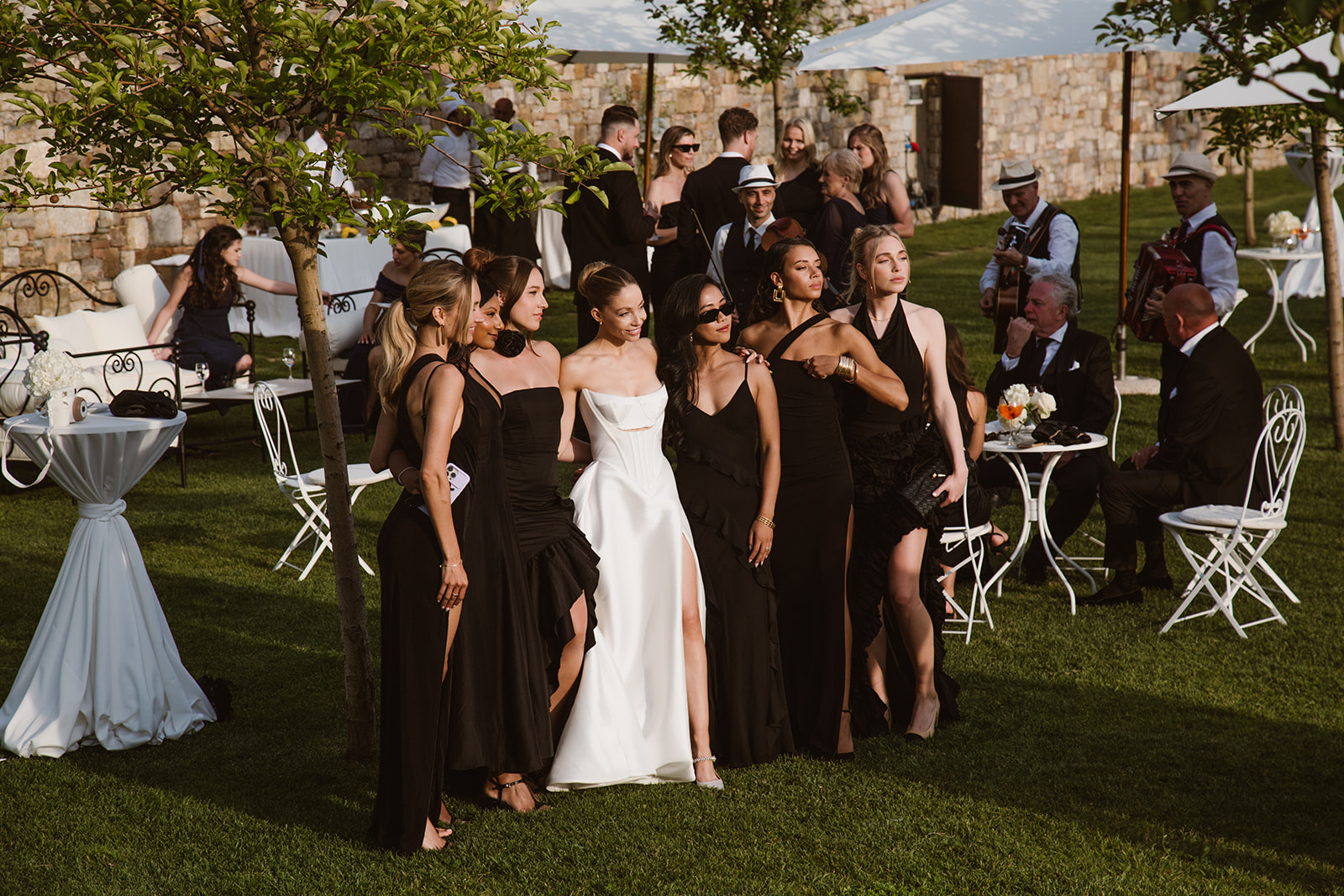 Laura en haar vriendinnen op haar bruiloft