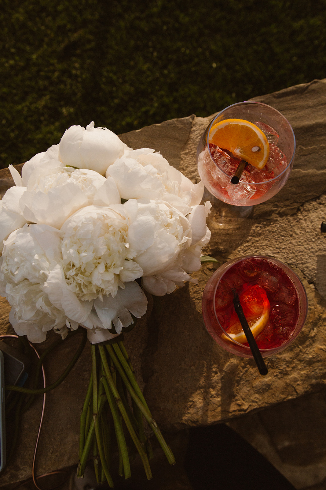 Het bruidsboeket en twee Aperol Spritz