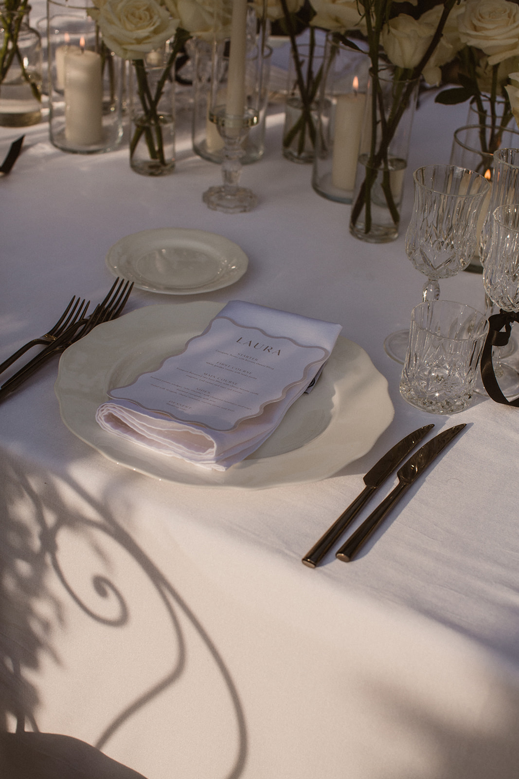 De dinertafel op Laura en Davy's huwelijk