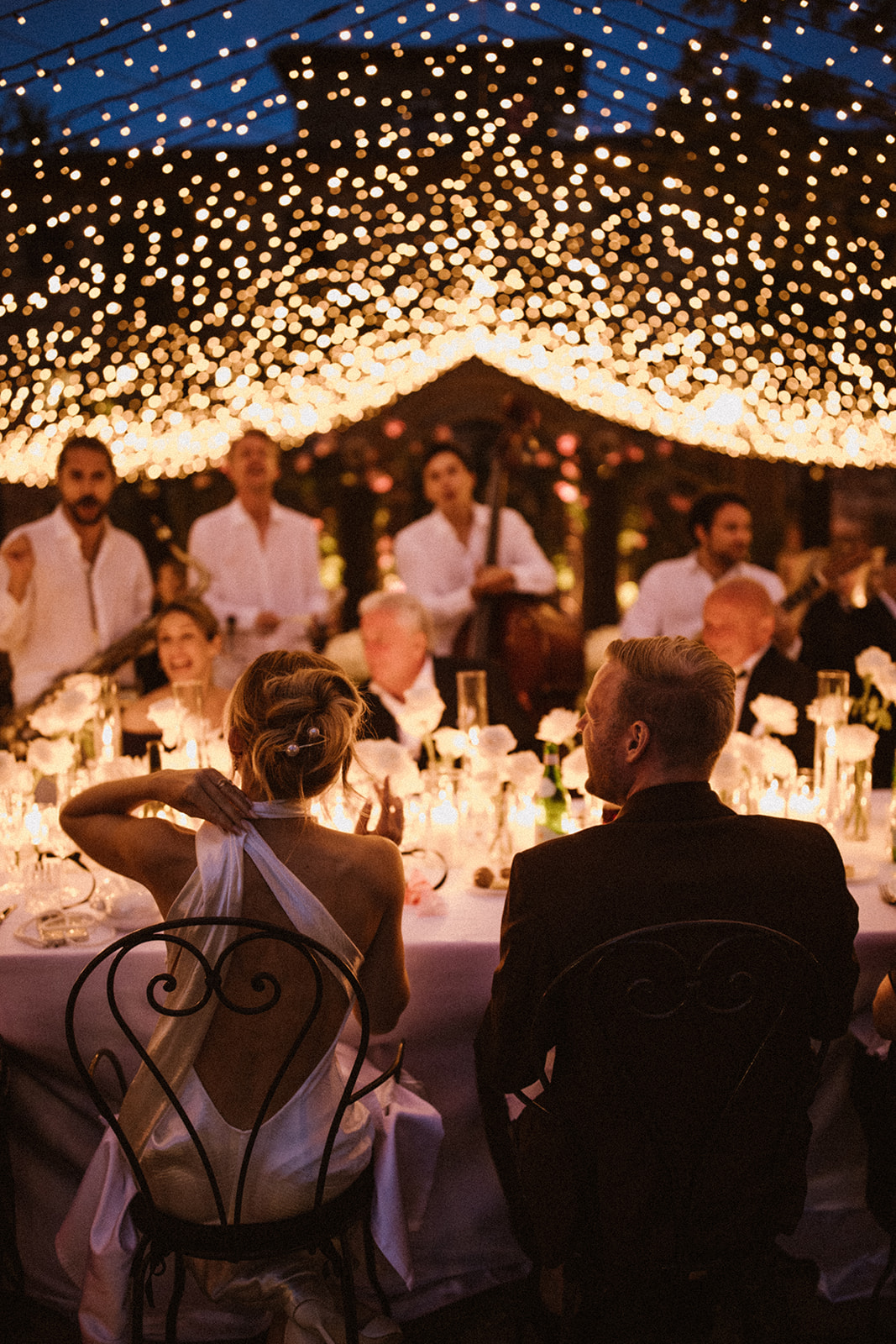 De dinertafel op Laura en Davy's huwelijk