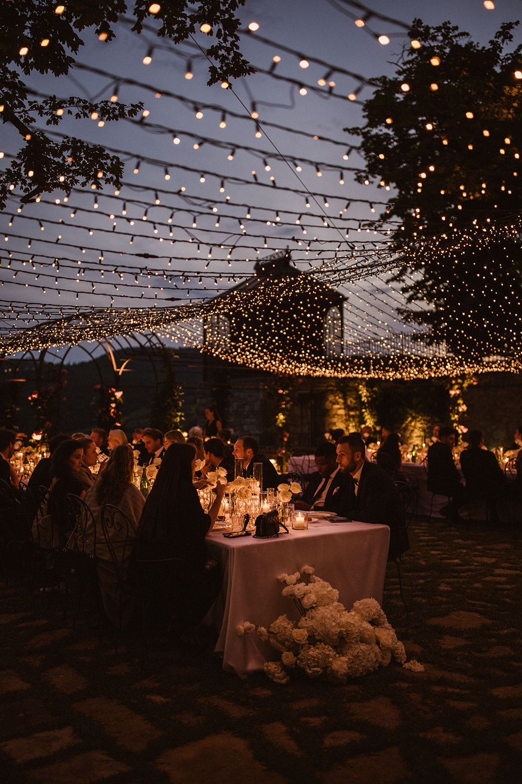 De dinertafel op Laura en Davy's huwelijk