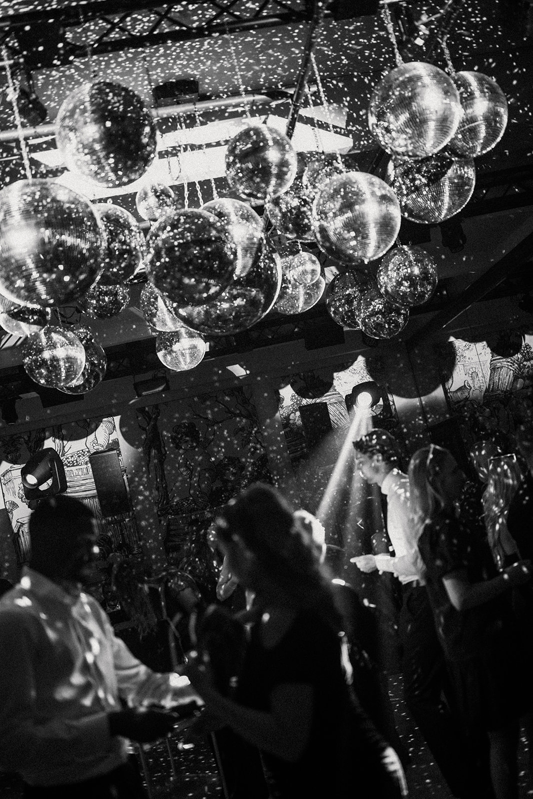 De feestlocatie met discobollen