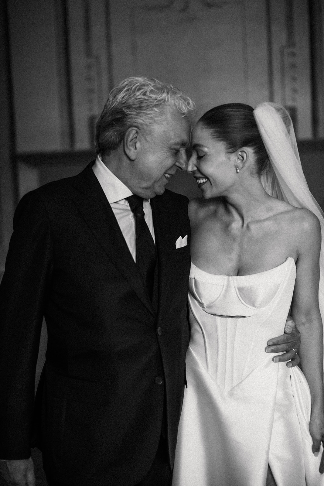 Laura en haar vader op haar bruiloft