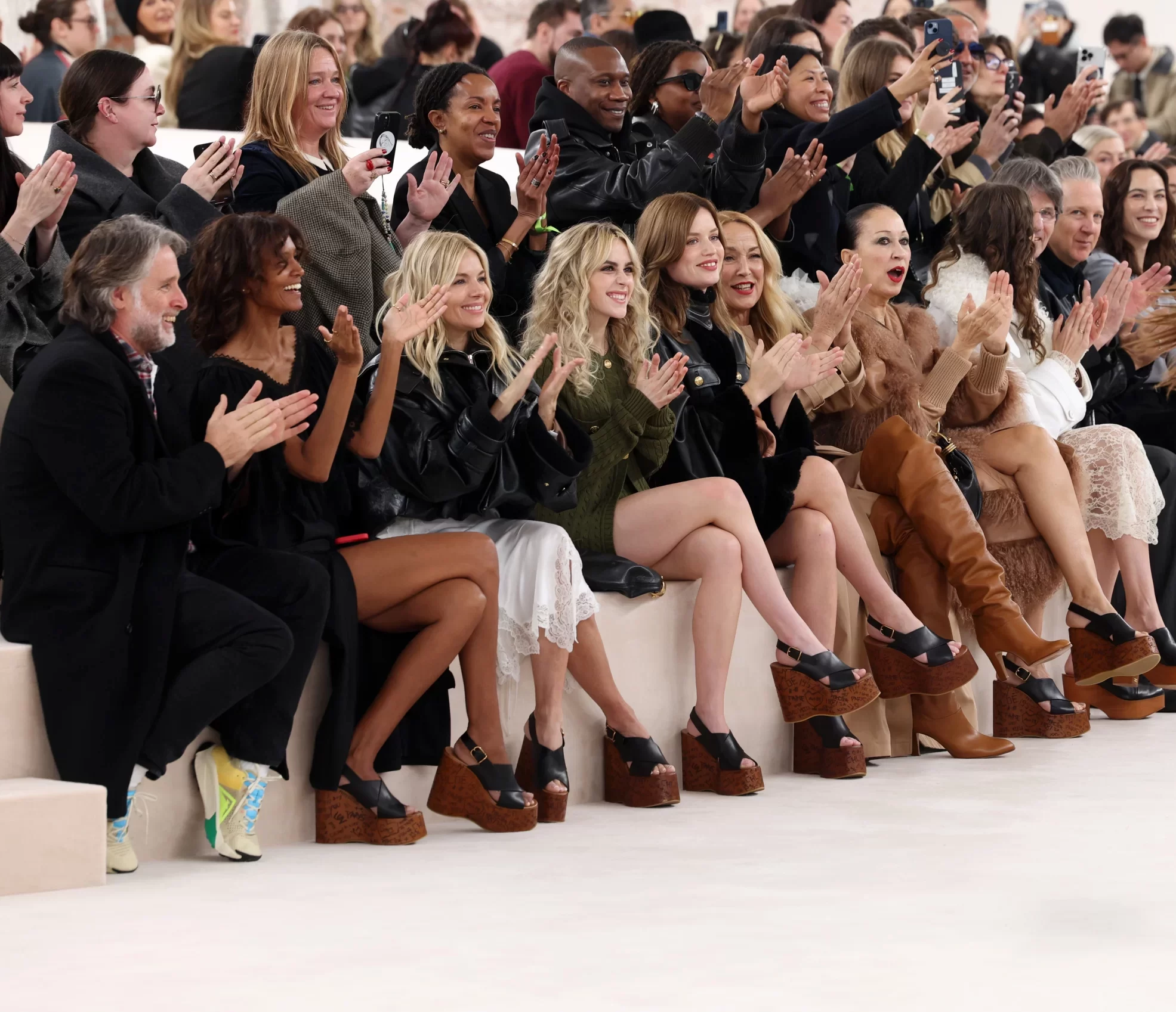 Een rij platformwedges op de front row bij Chloé's herfst/winter 2024-show