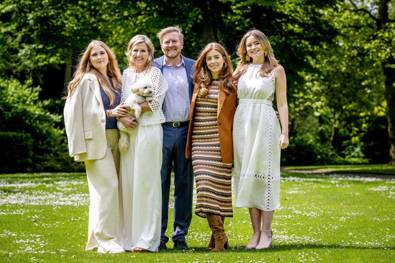 DEN HAAG - Zomerfotosessie 2024 op Paleis Huis ten Bosch . Koning Willem-Alexander, Koningin Máxima, de Prinses van Oranje, Prinses Alexia en Prinses Ariane poseren voor de pers in de tuin van het paleis . 