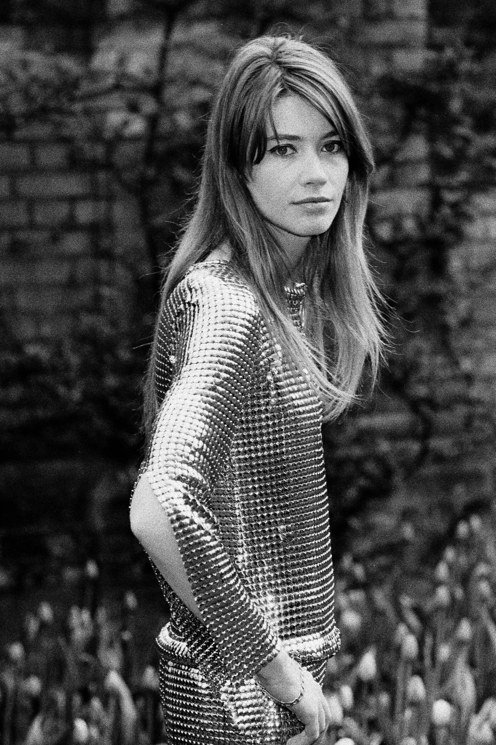 Françoise Hardy in de tuinen van het Savoy hotel