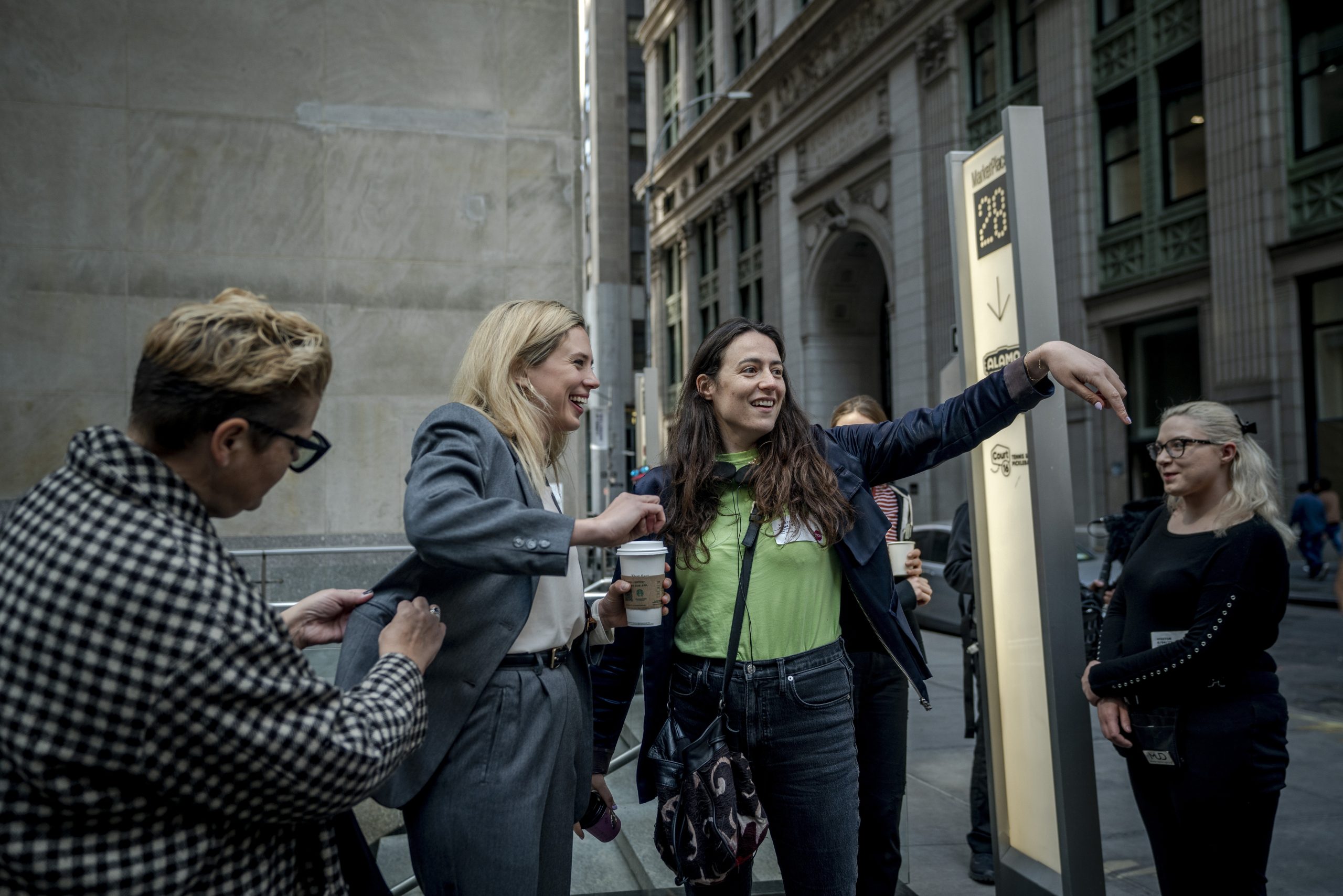 Margriet Procee (links) op de set van 'Máxima' de serie