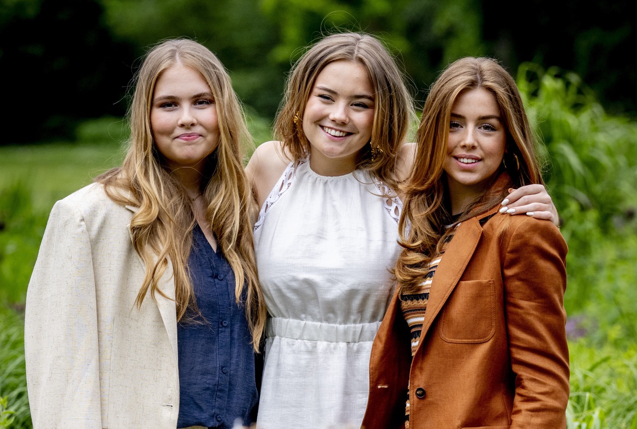 DEN HAAG - Zomerfotosessie 2024 op Paleis Huis ten Bosch . Koning Willem-Alexander, Koningin Máxima, de Prinses van Oranje, Prinses Alexia en Prinses Ariane poseren voor de pers in de tuin van het paleis met hond mambo ANP /HOLLANDSE HOOGTE /ROBIN UTRECHT