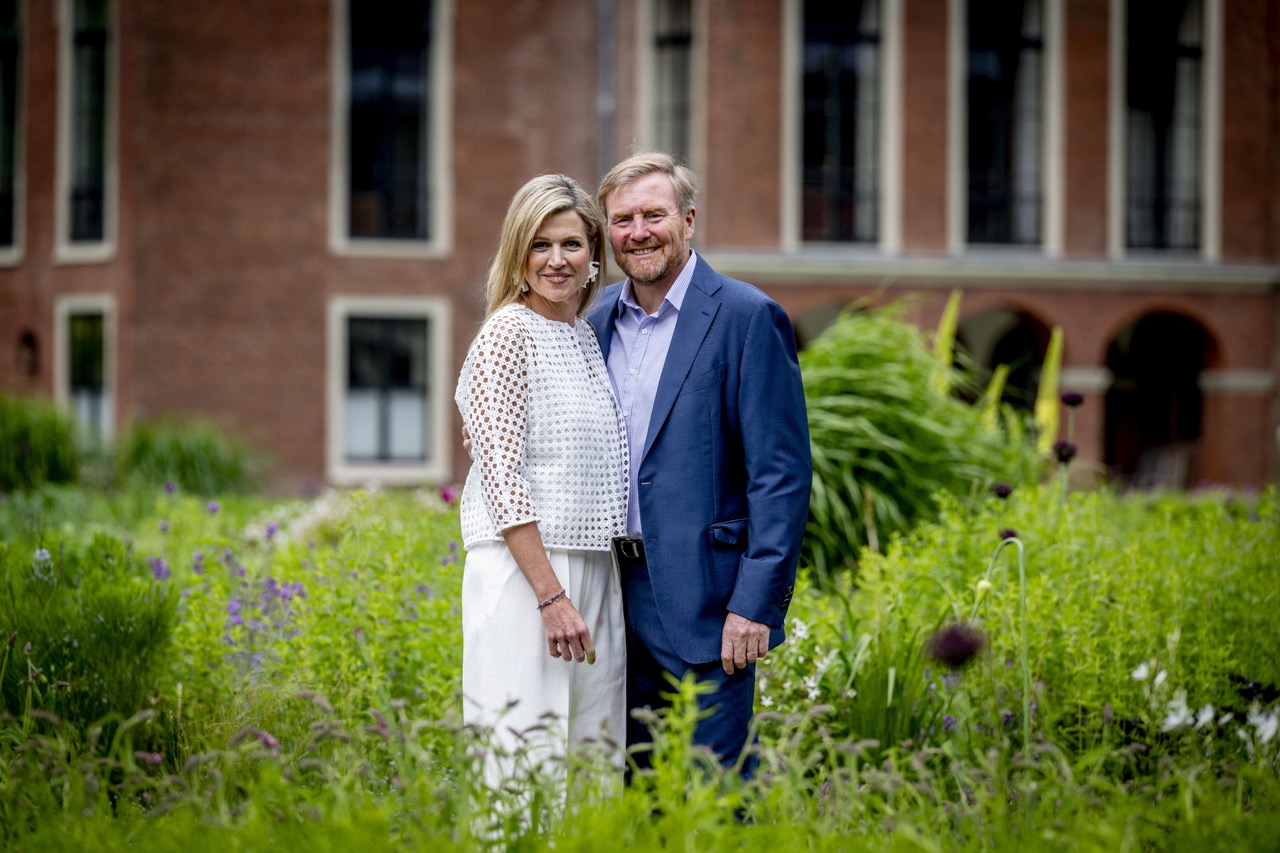 DEN HAAG - Zomerfotosessie 2024 op Paleis Huis ten Bosch . Koning Willem-Alexander, Koningin Máxima, de Prinses van Oranje, Prinses Alexia en Prinses Ariane poseren voor de pers in de tuin van het paleis met hond mambo . ANP / Hollandse Hoogte / Robin Utrecht