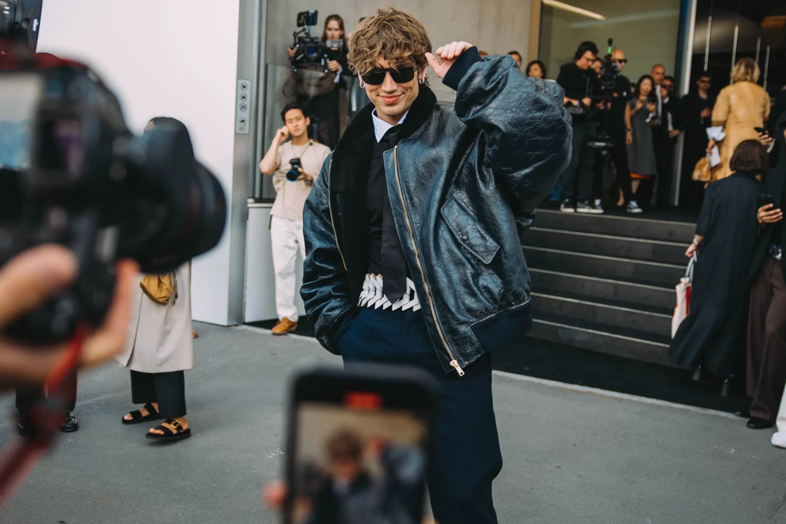 Een look op straat tijdens de Milanese mannenmodeweek