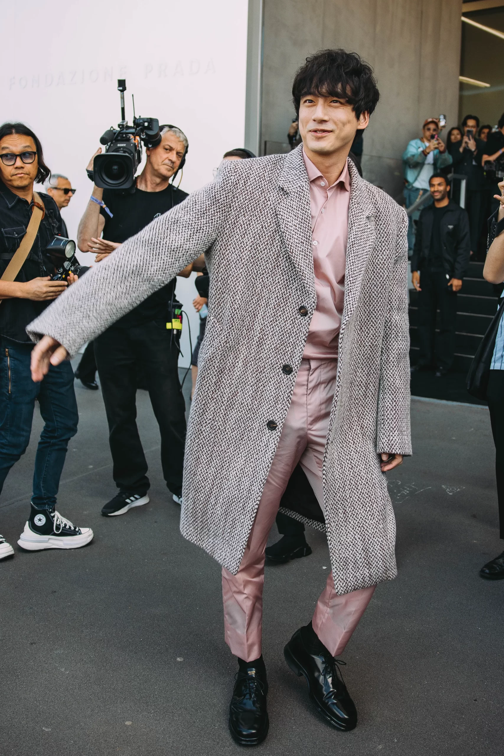 Een look op straat tijdens de Milanese mannenmodeweek