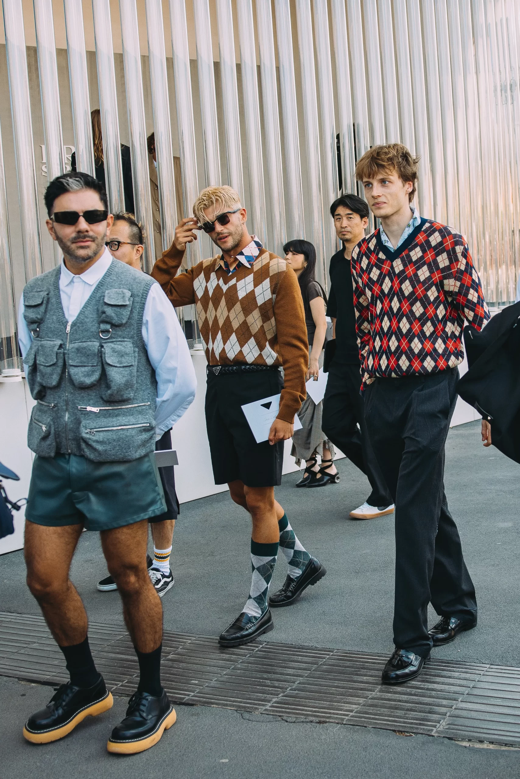 Looks op straat tijdens de Milanese mannenmodeweek