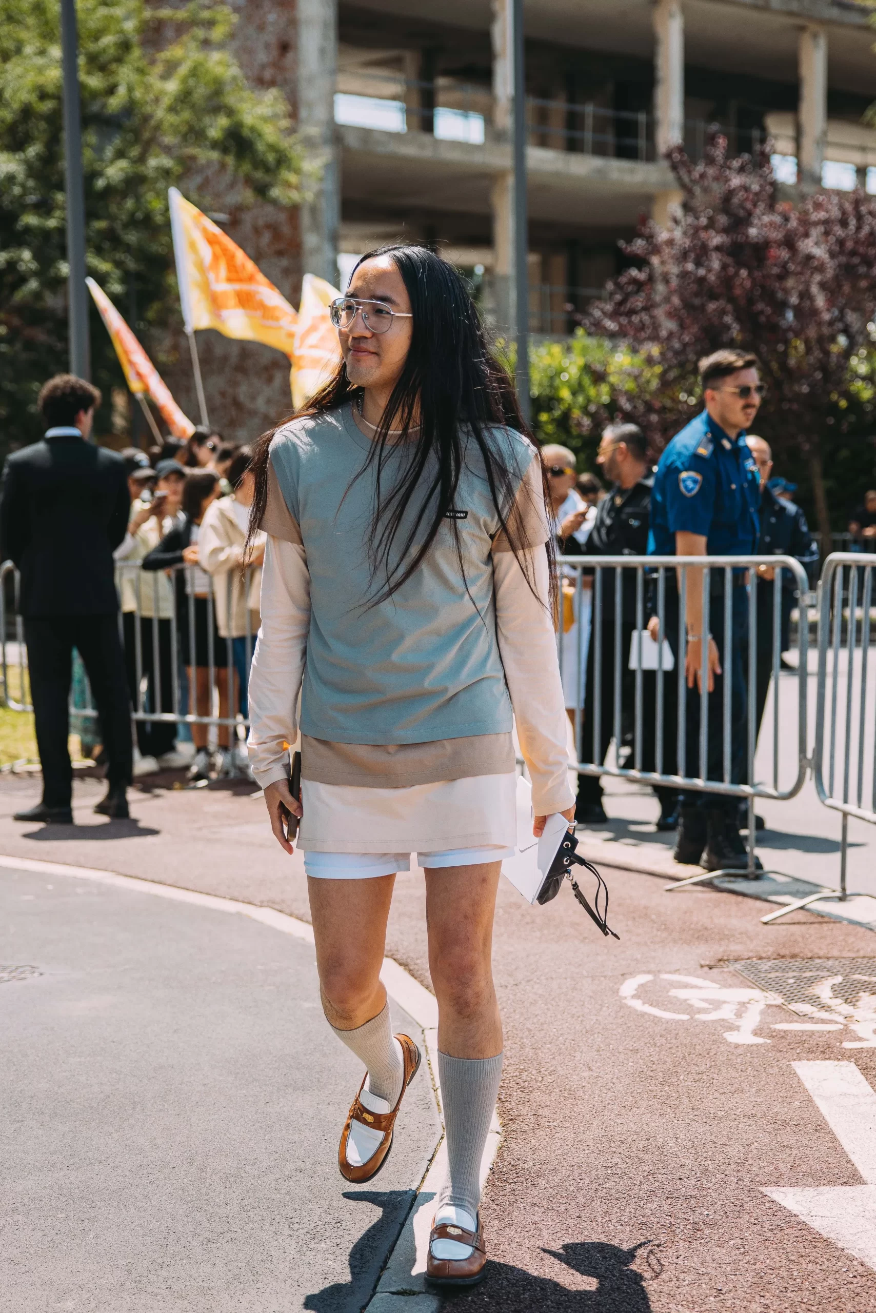 Een look op straat tijdens de Milanese mannenmodeweek