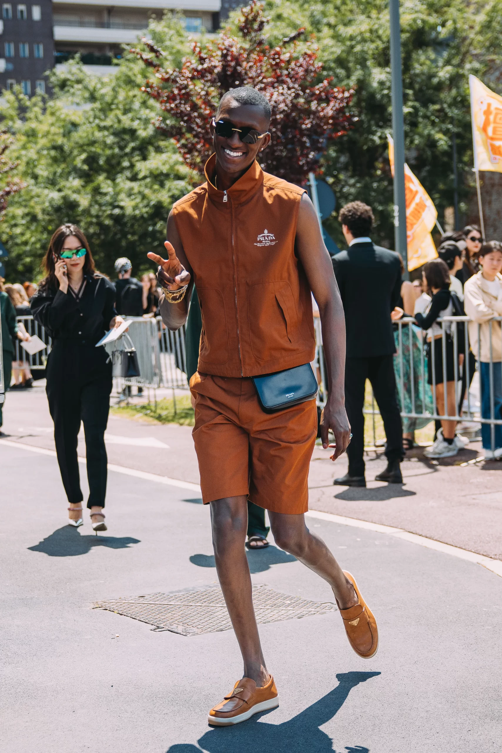 Een look op straat tijdens de Milanese mannenmodeweek