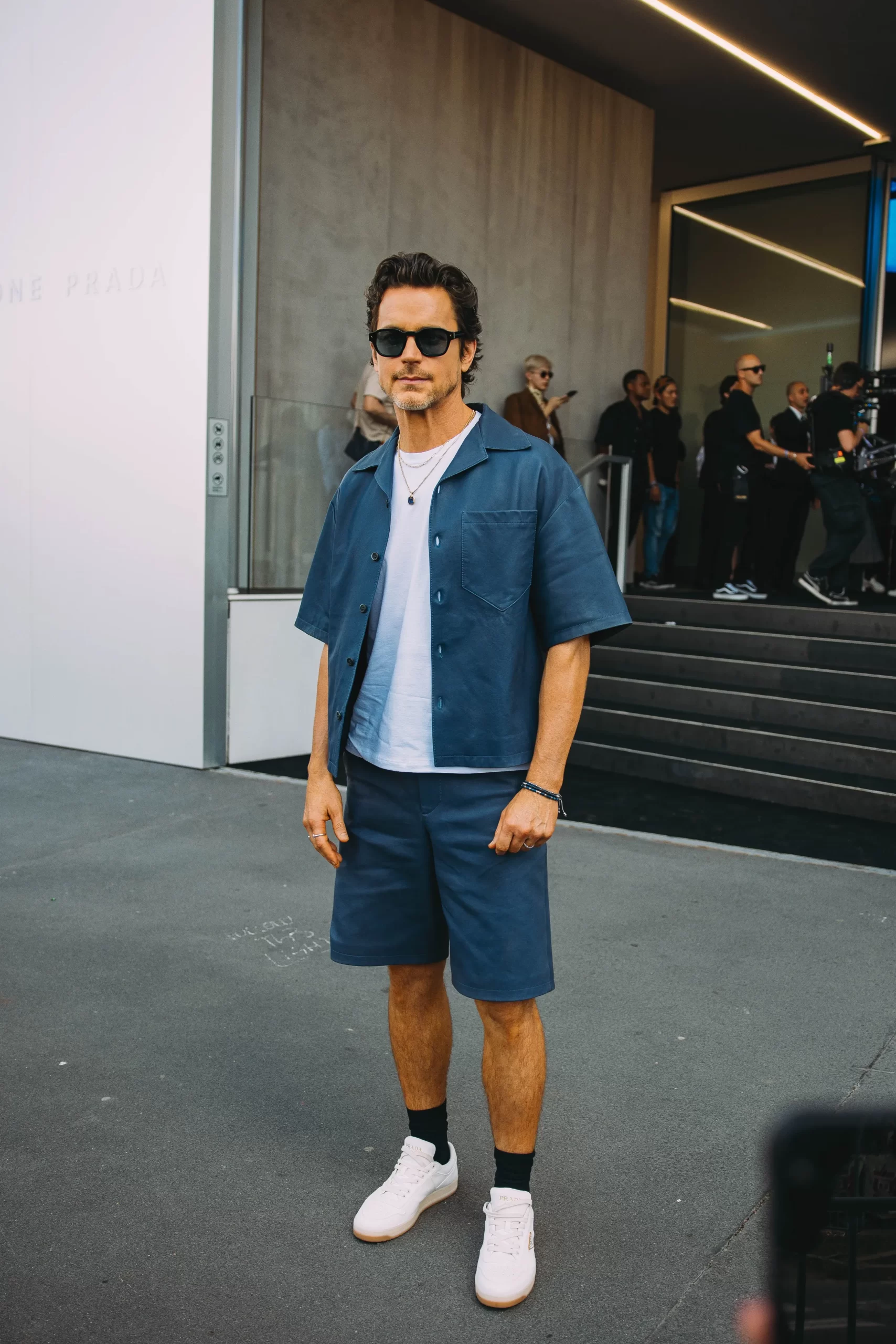 Een look op straat tijdens de Milanese mannenmodeweek