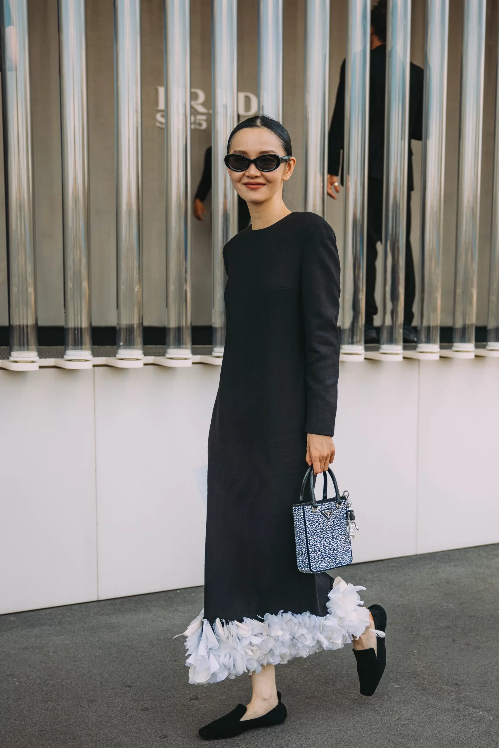 Een look op straat tijdens de Milanese mannenmodeweek