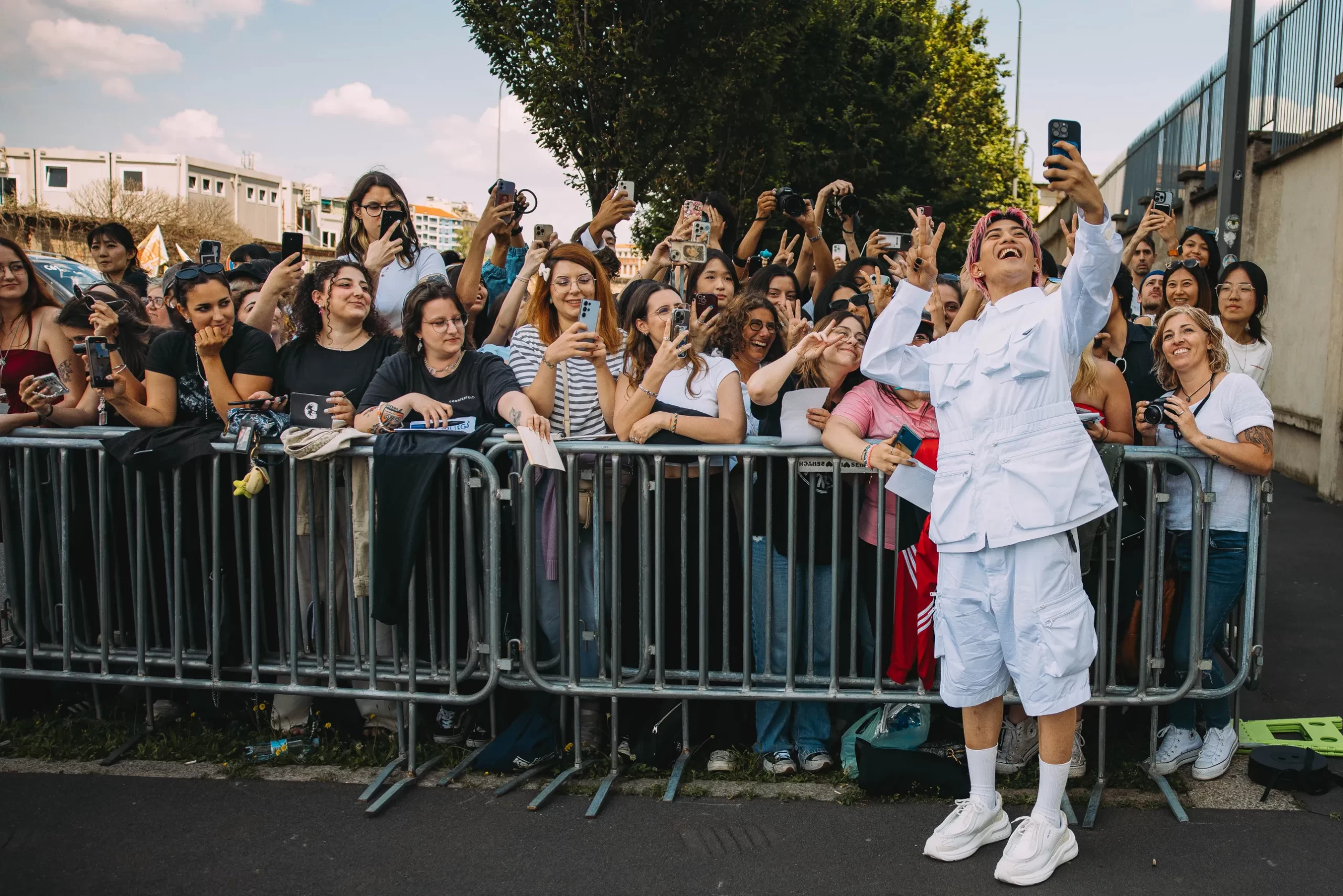 Een look op straat tijdens de Milanese mannenmodeweek