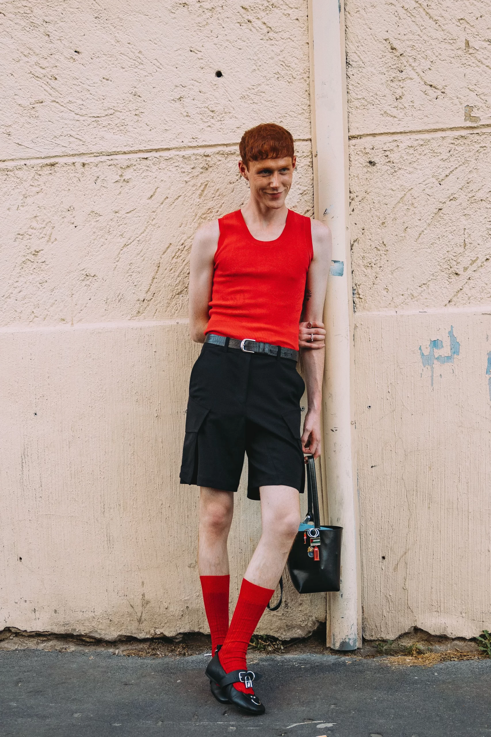 Een look op straat tijdens de Milanese mannenmodeweek