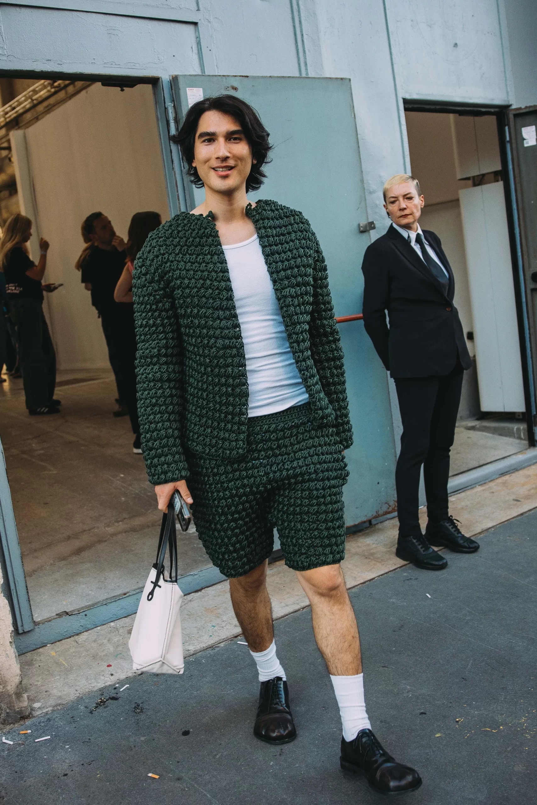 Een look op straat tijdens de Milanese mannenmodeweek