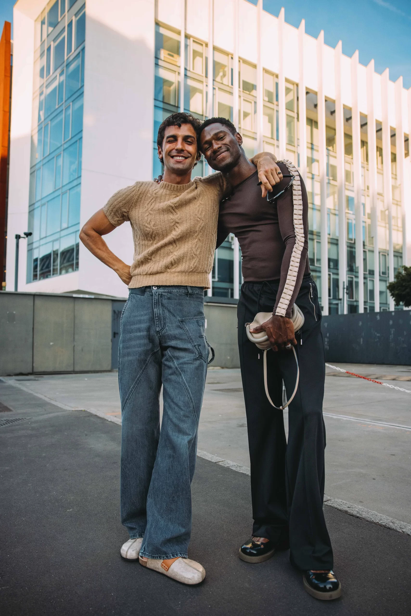 Looks op straat tijdens de Milanese mannenmodeweek