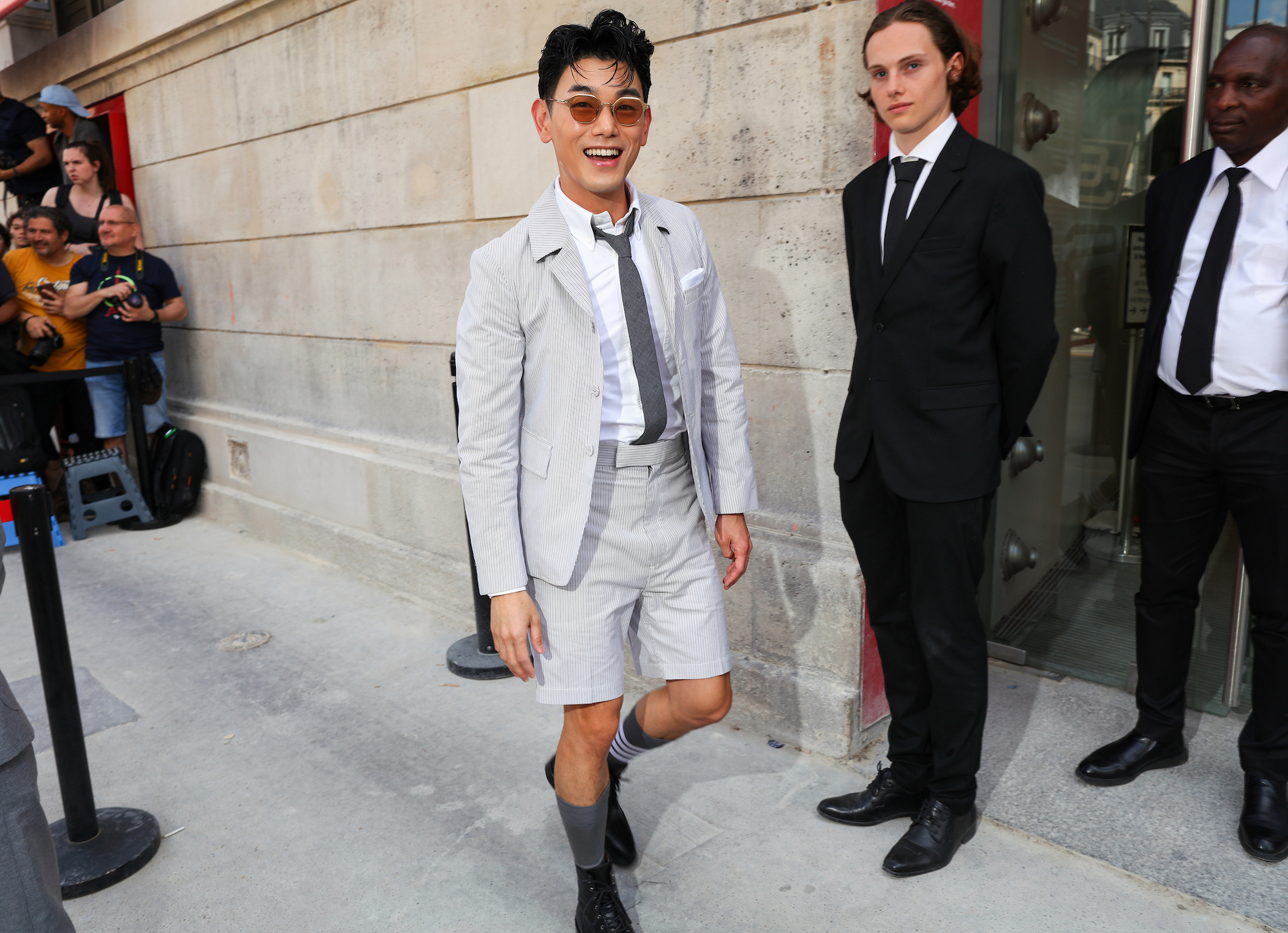 Een look gespot op straat tijdens de coutureweek in Parijs