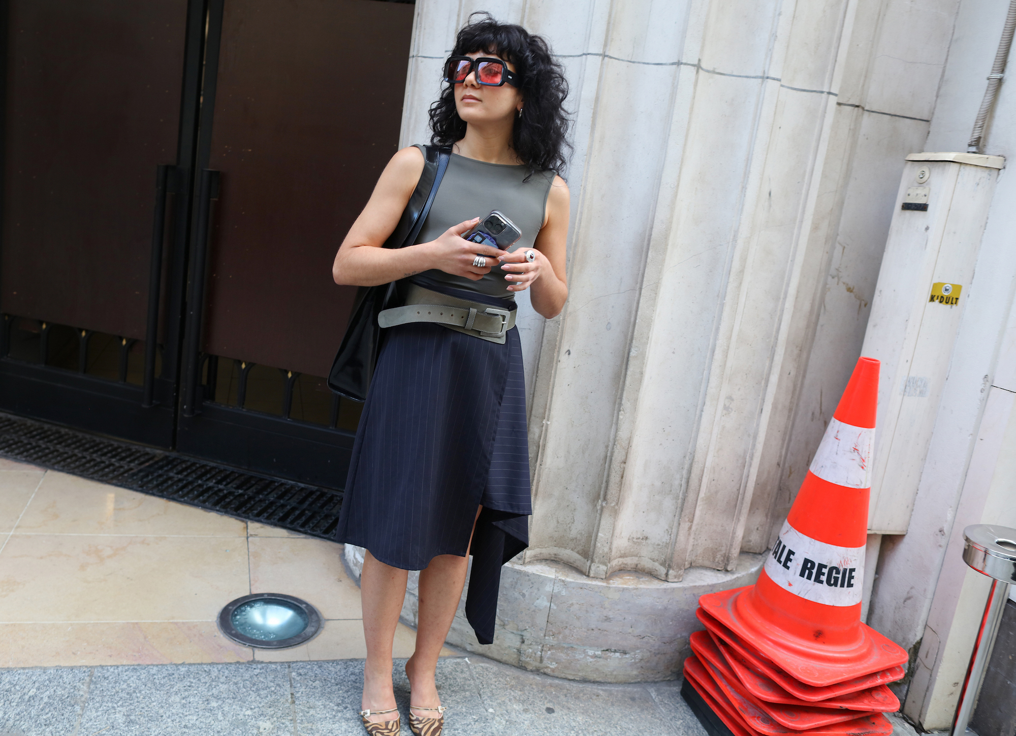 Een look gespot op straat tijdens de coutureweek in Parijs