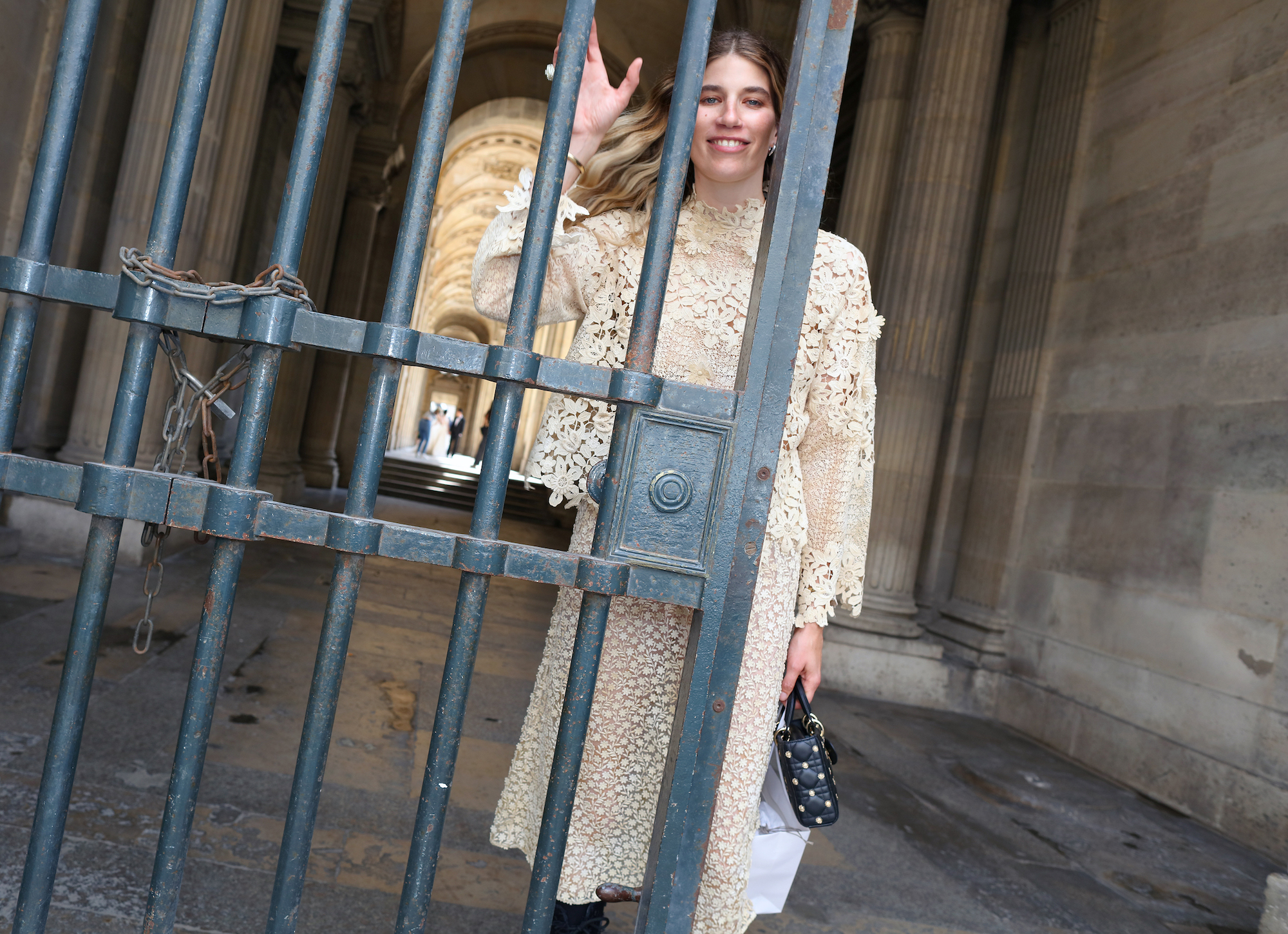Een look gespot op straat tijdens de coutureweek in Parijs