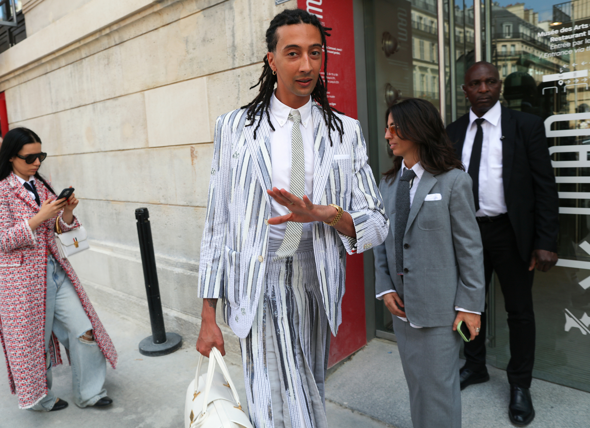 Een look gespot op straat tijdens de coutureweek in Parijs