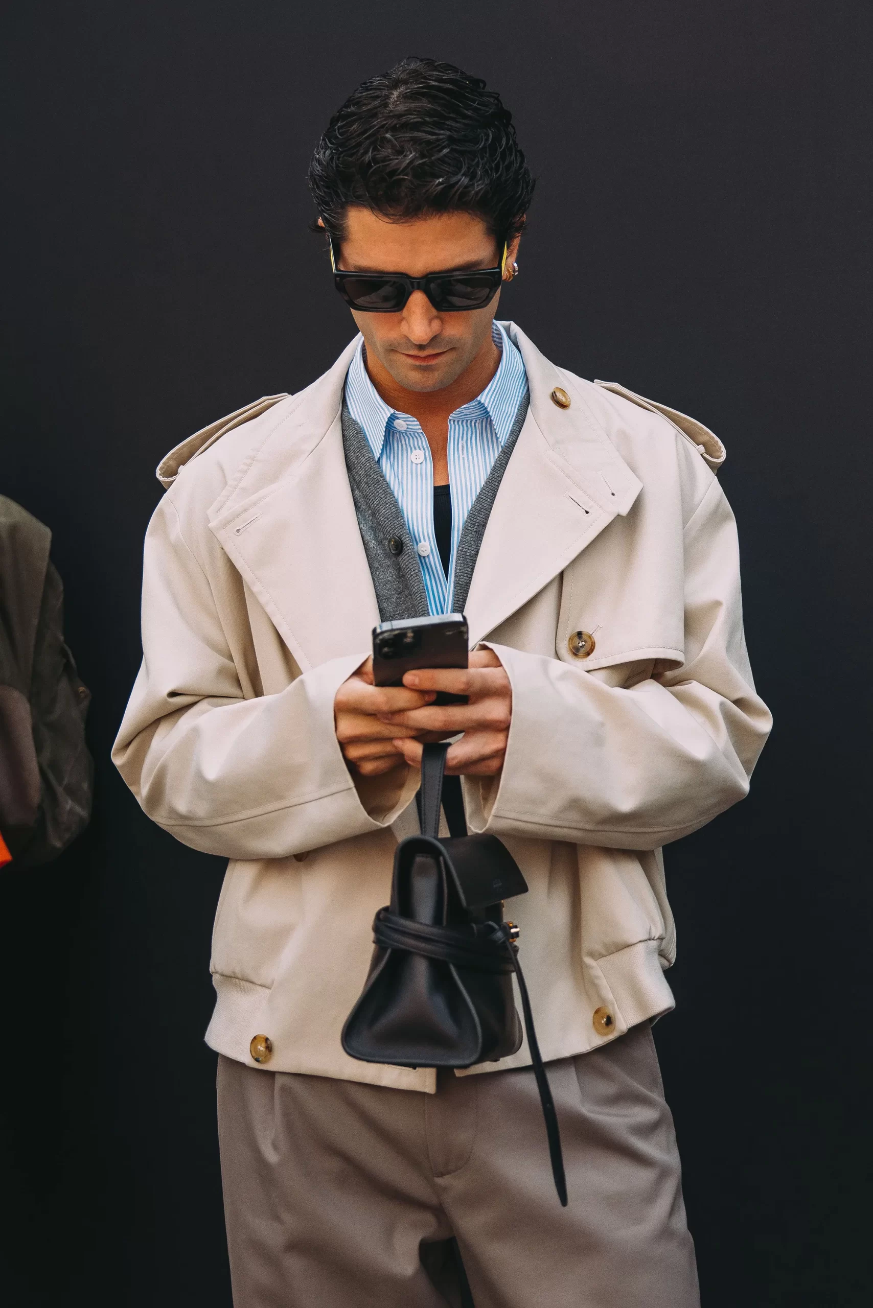 Een look op straat tijdens de Milanese mannenmodeweek