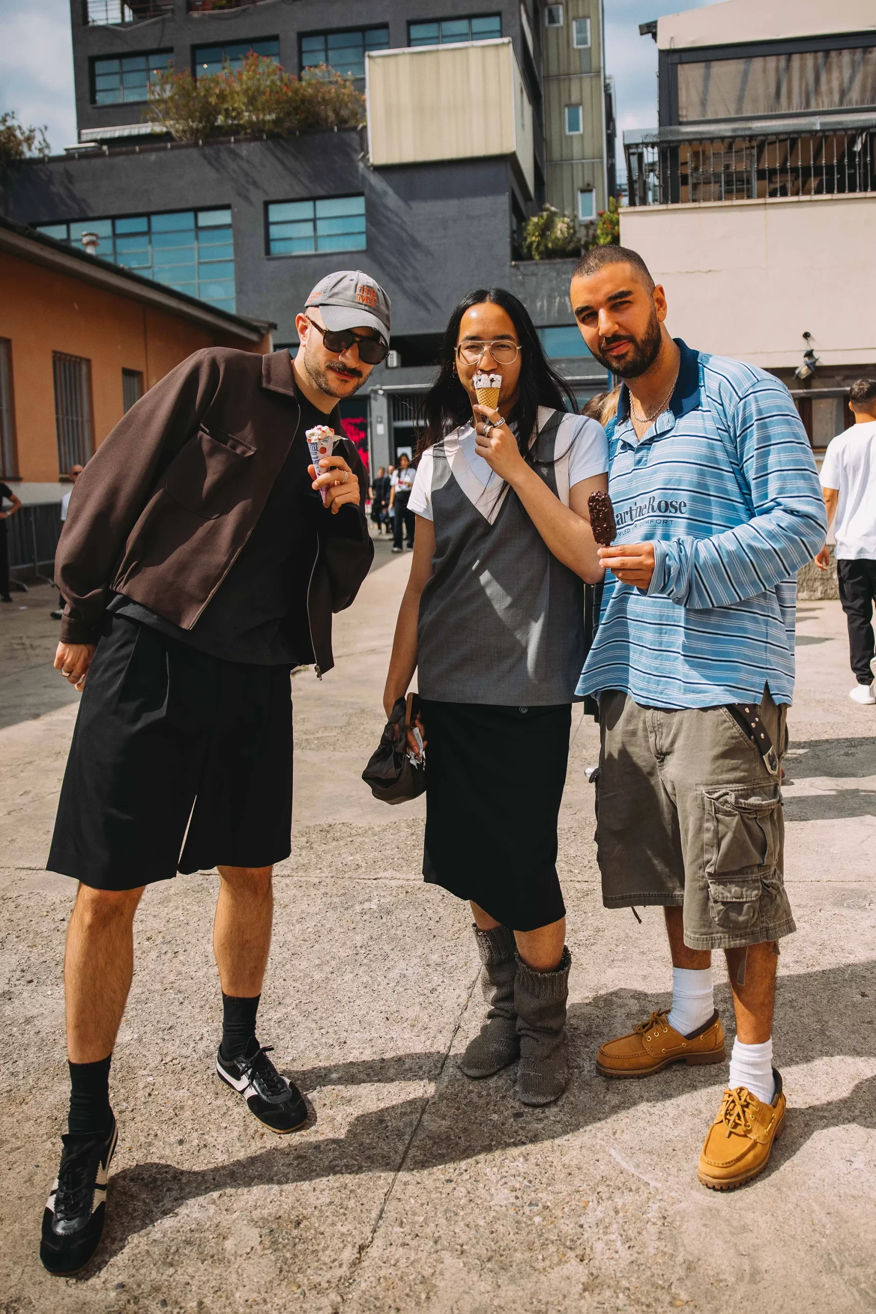 Looks op straat tijdens de Milanese mannenmodeweek