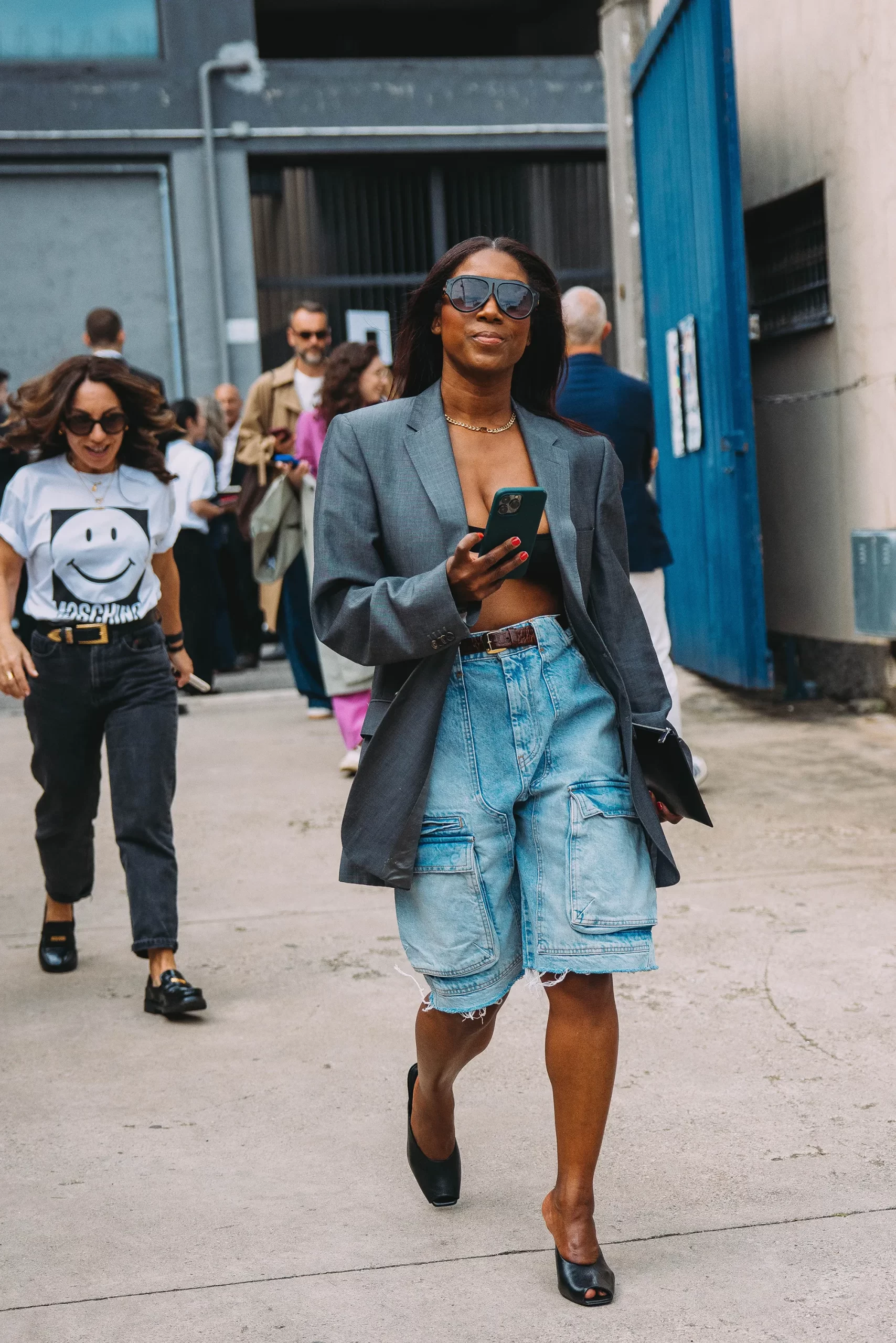 Een look op straat tijdens de Milanese mannenmodeweek