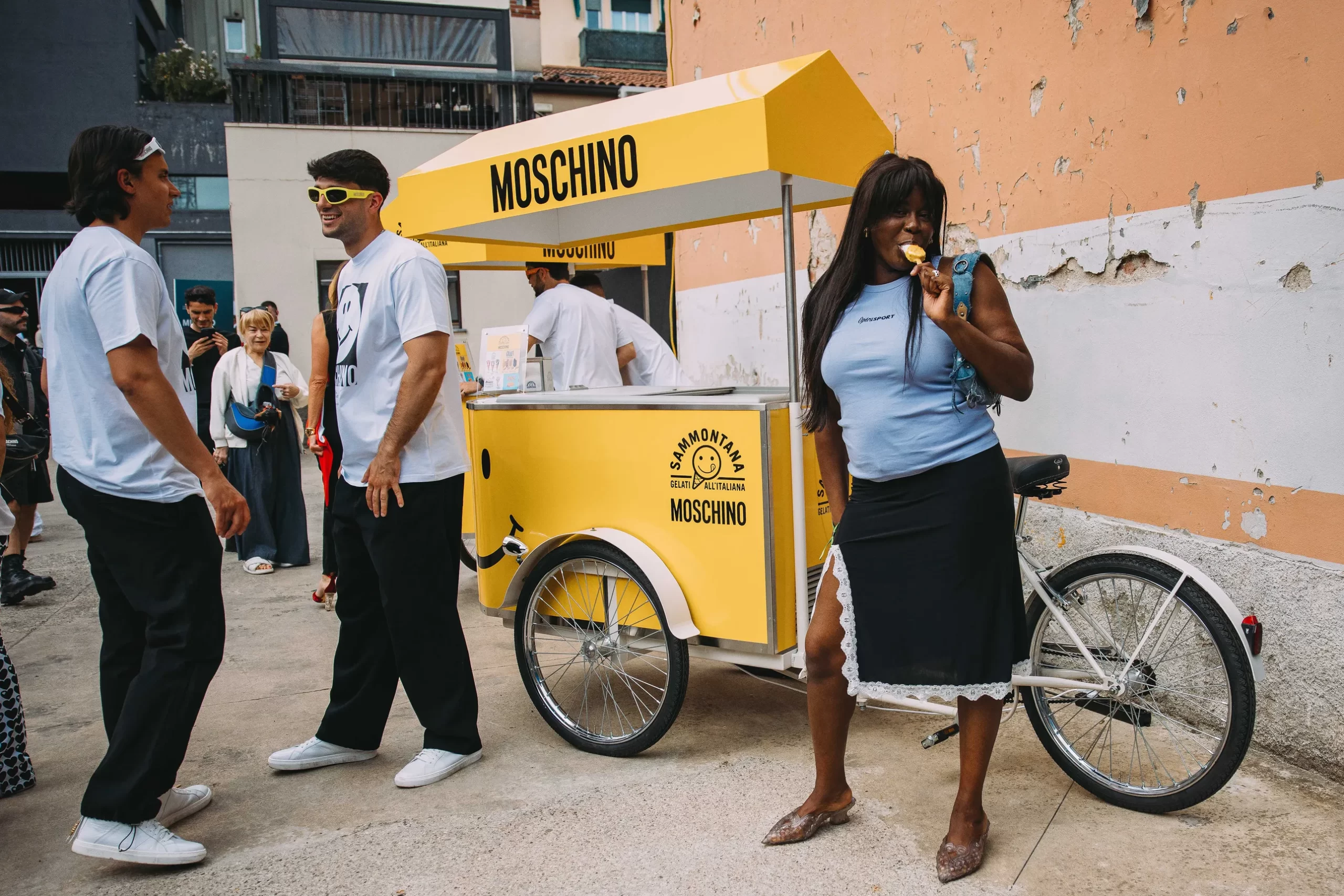 Een look op straat tijdens de Milanese mannenmodeweek