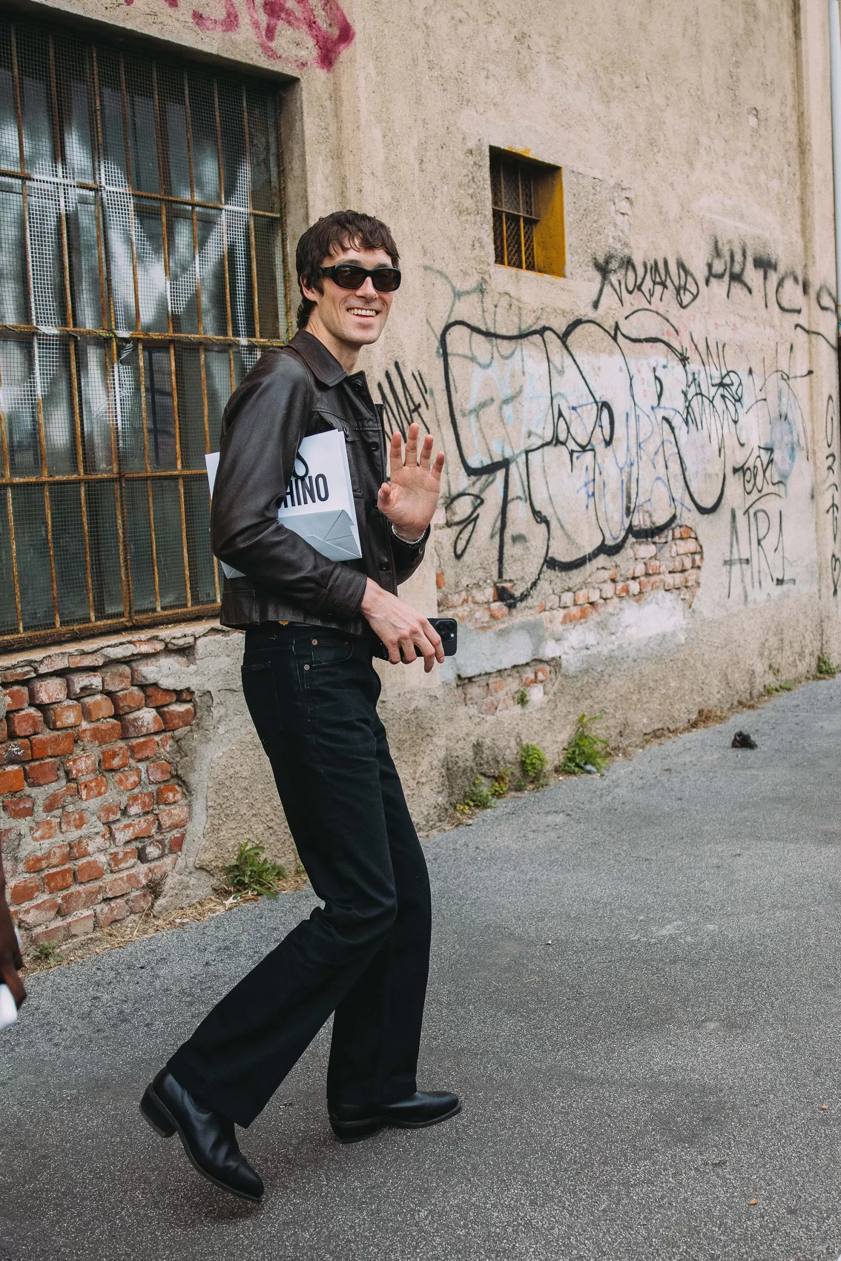 Een look op straat tijdens de Milanese mannenmodeweek