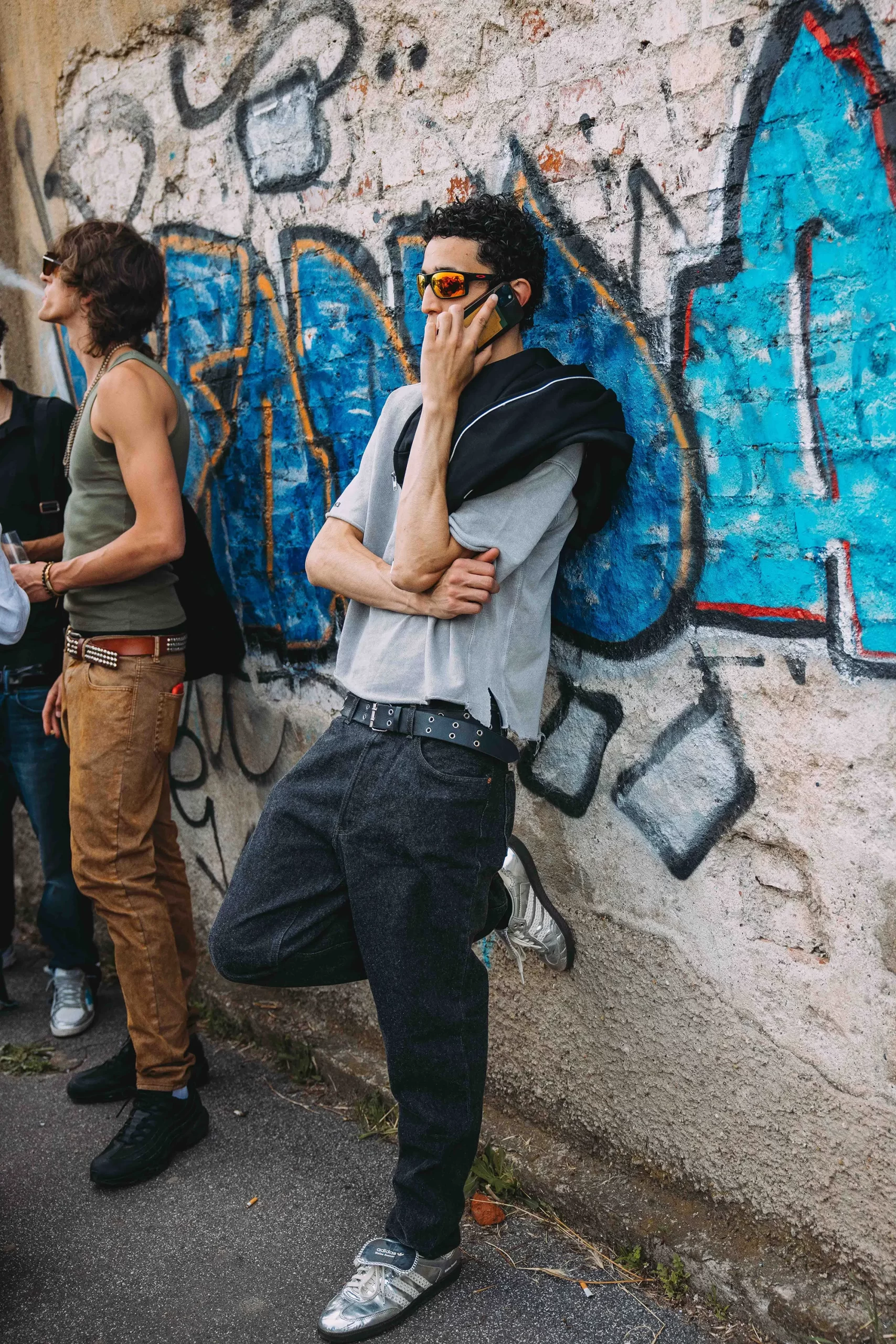 Een look op straat tijdens de Milanese mannenmodeweek