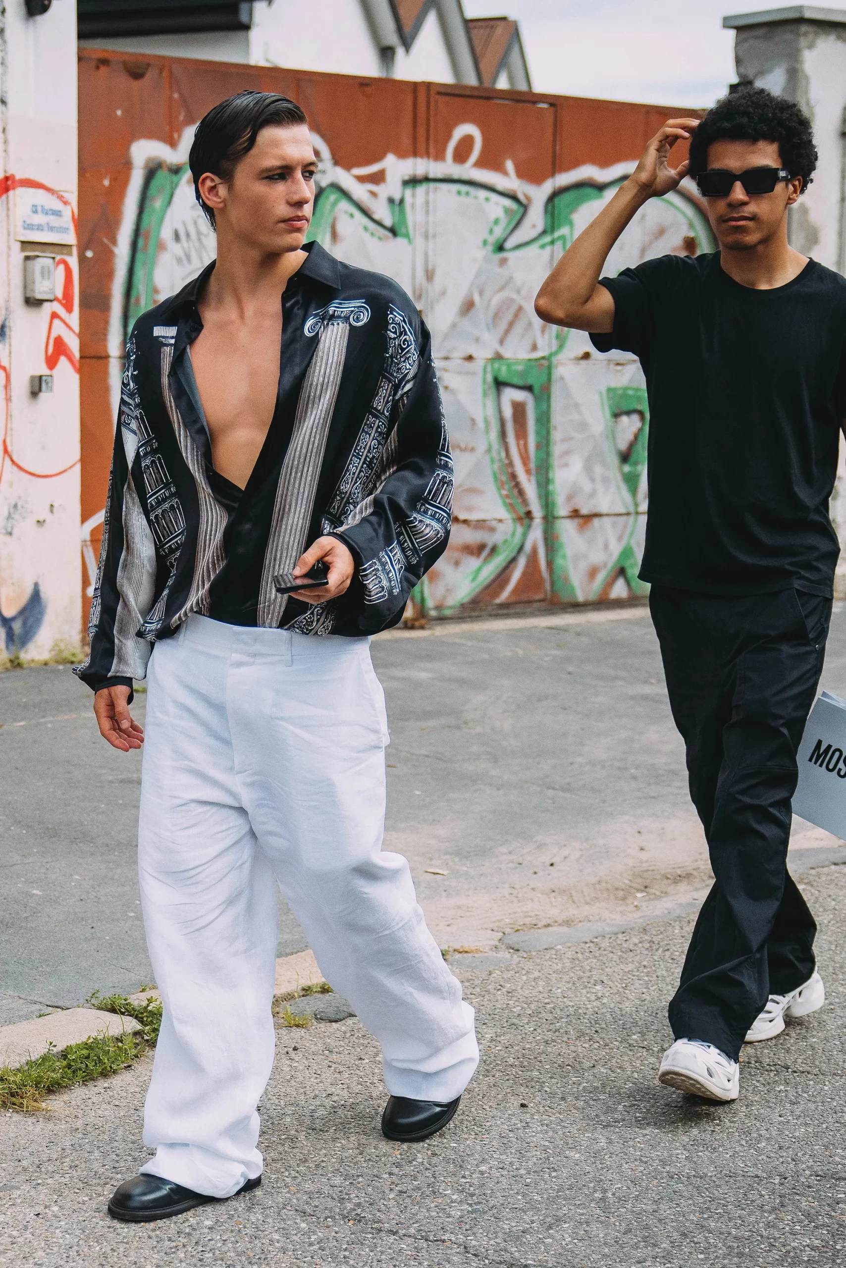 Looks op straat tijdens de Milanese mannenmodeweek