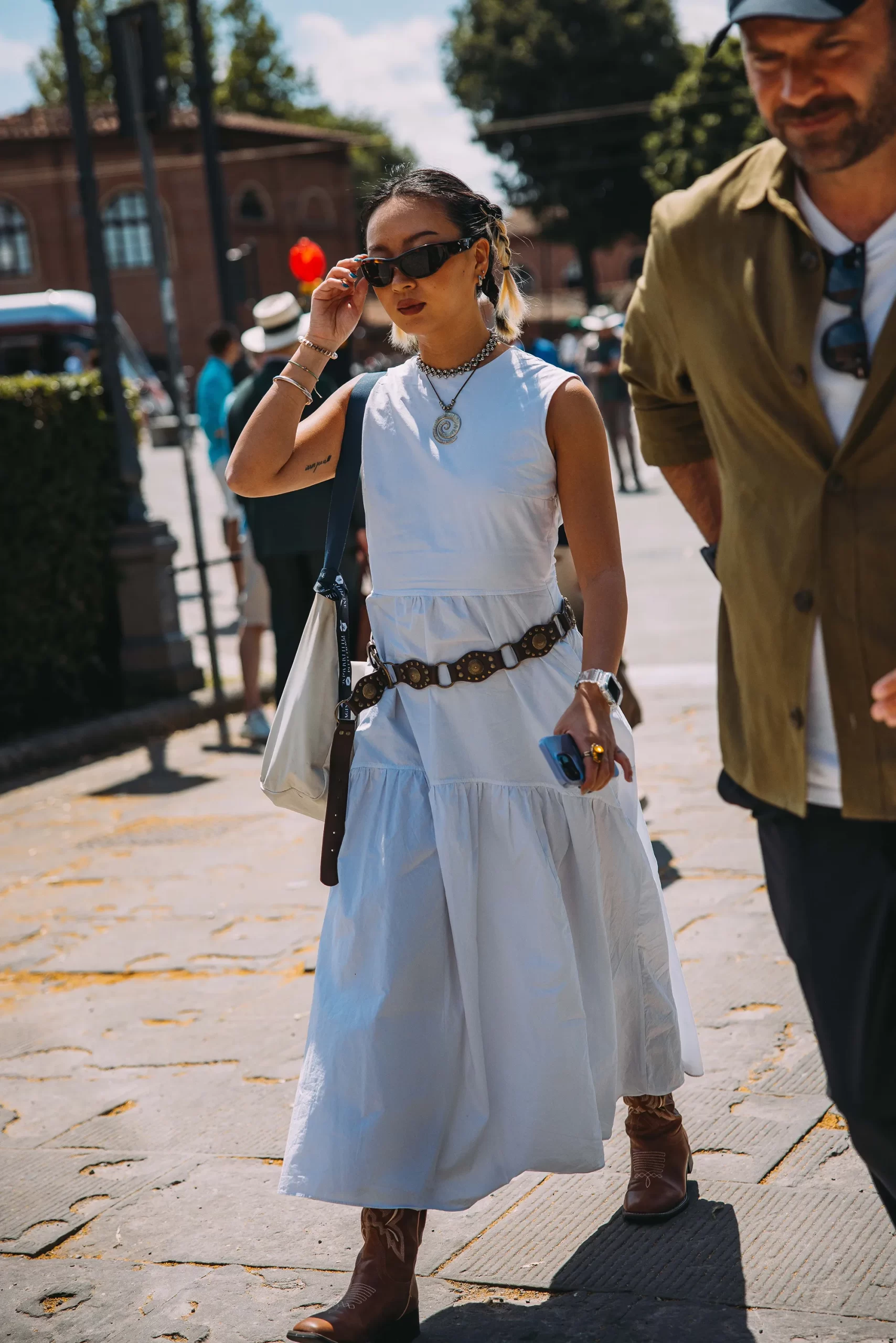 Een look op straat tijdens de modebeurs in Florence