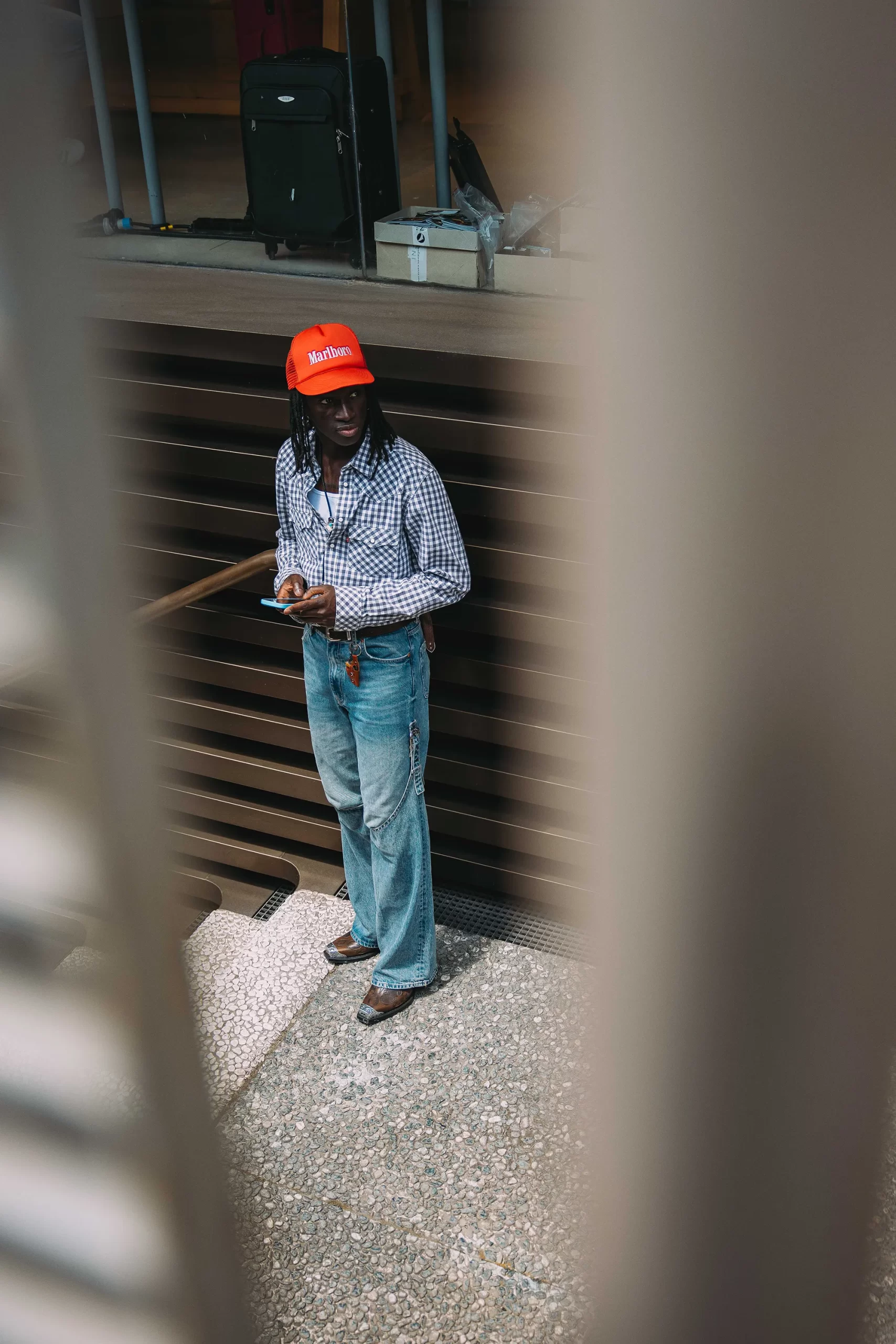Een look op straat tijdens de modebeurs in Florence