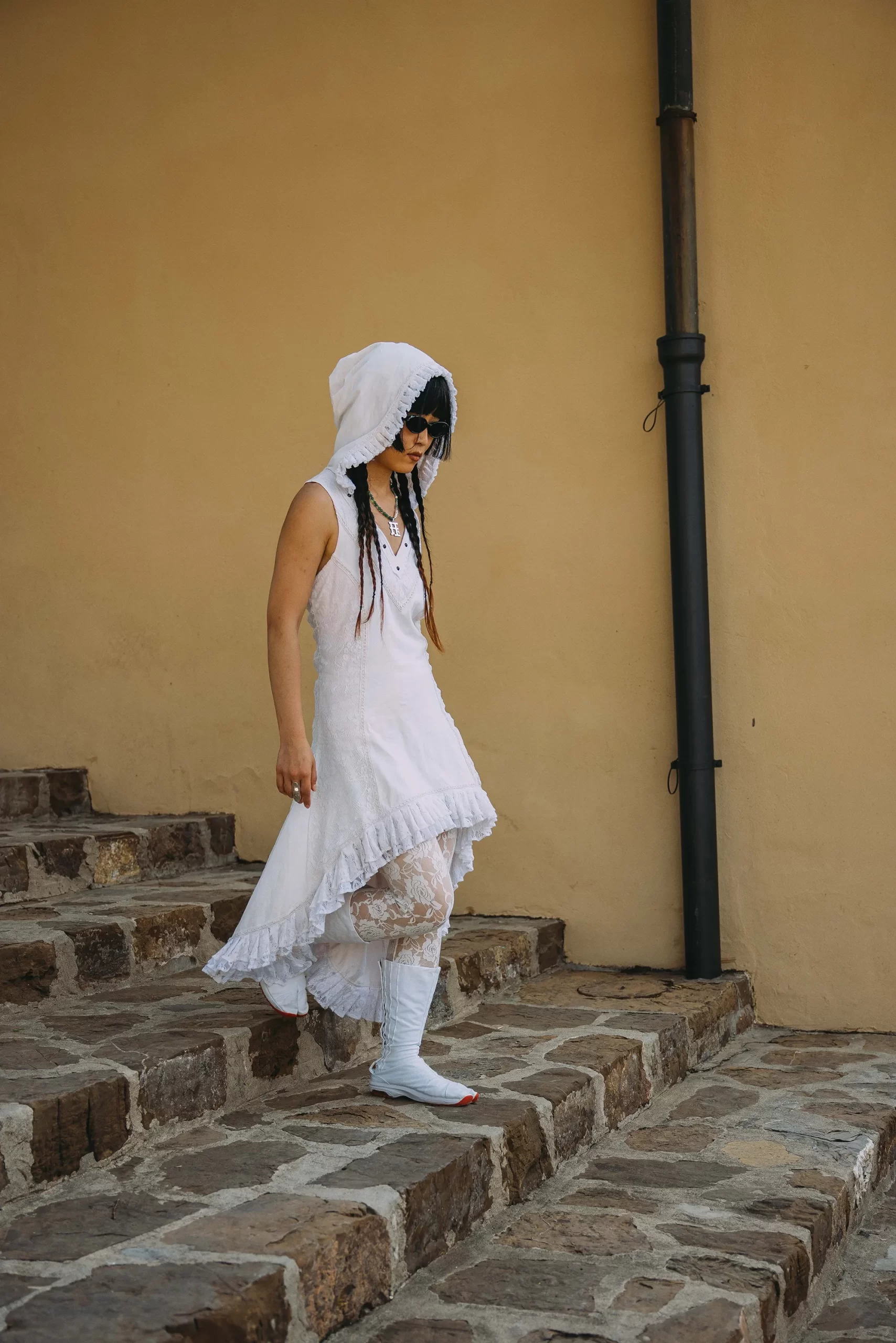 Een look op straat tijdens de modebeurs in Florence