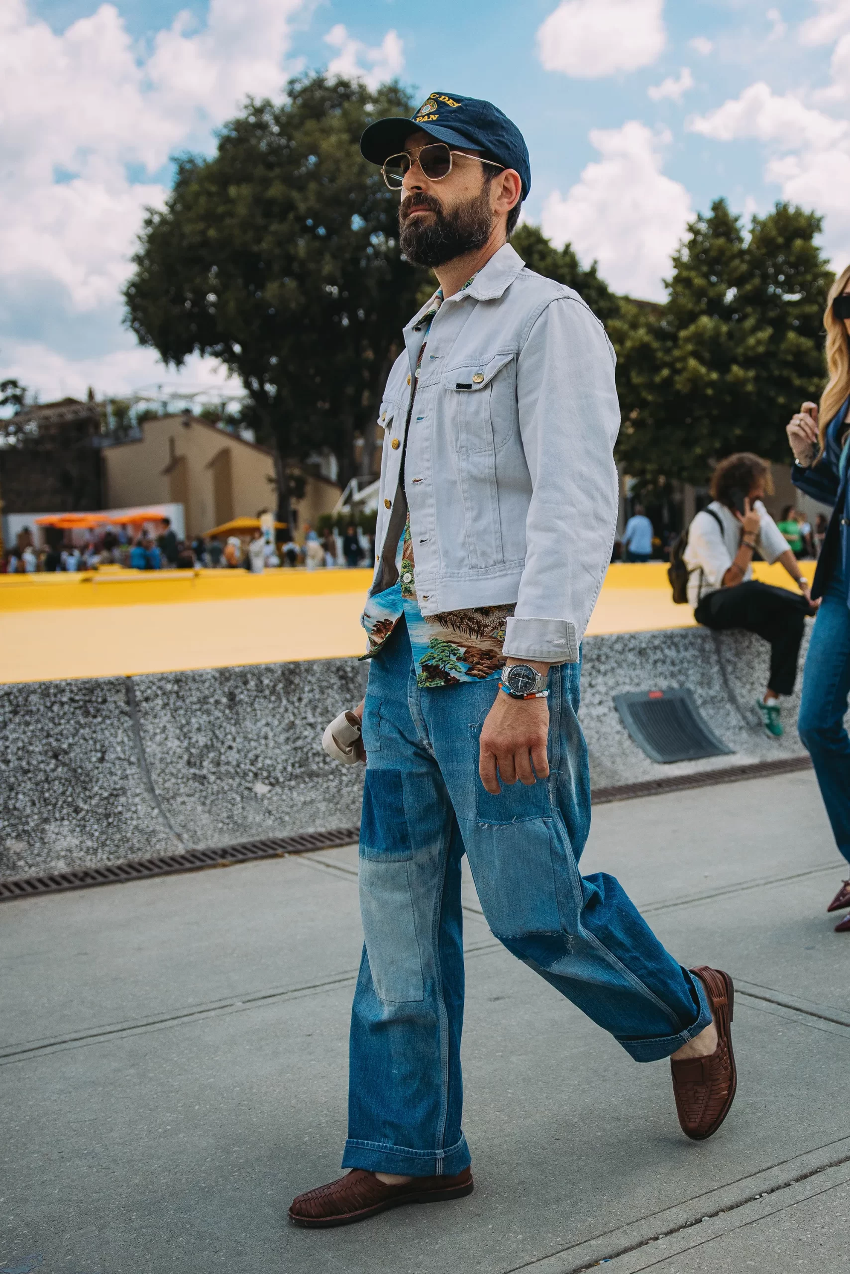 Een look op straat tijdens de modebeurs in Florence