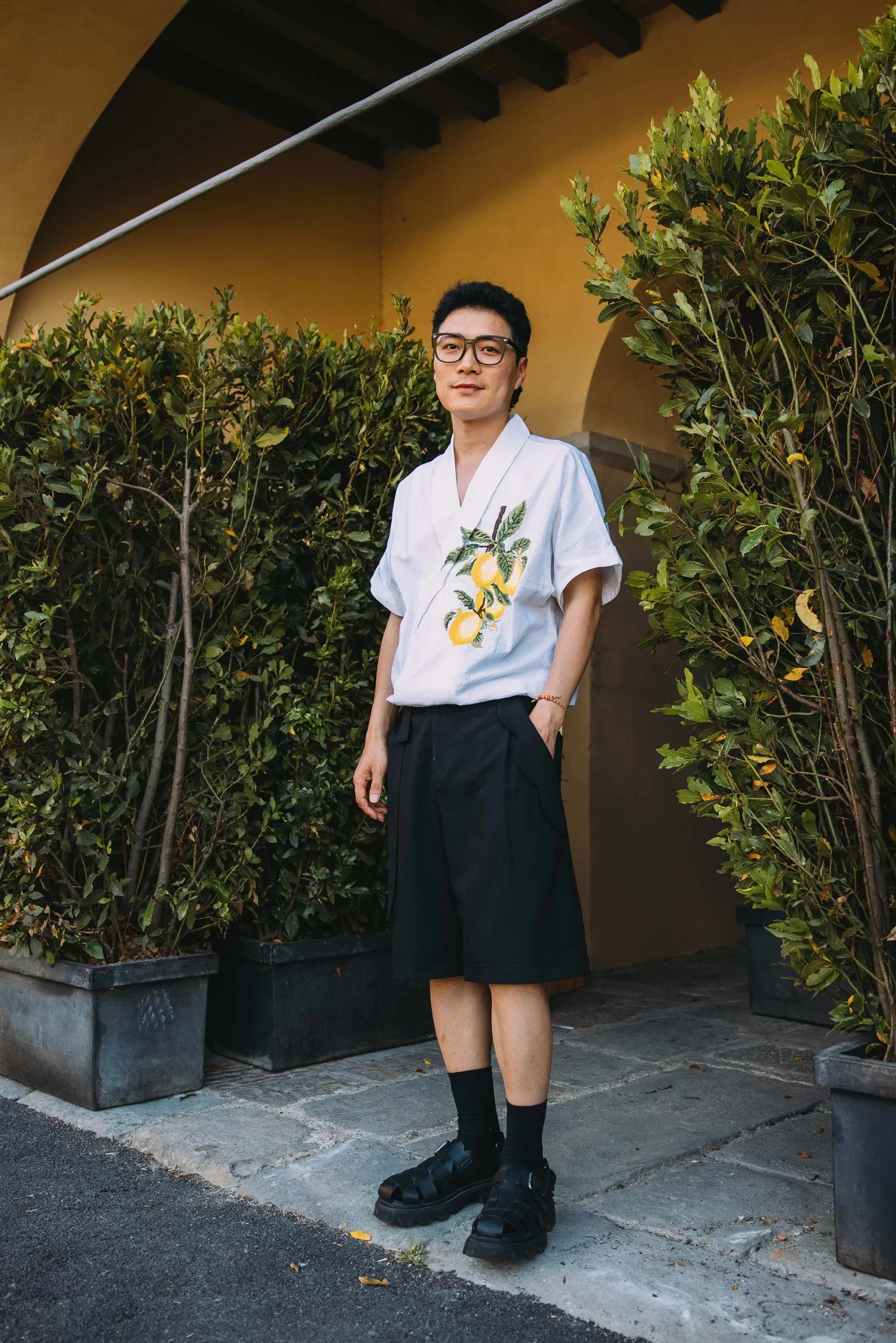 Een look op straat tijdens de modebeurs in Florence