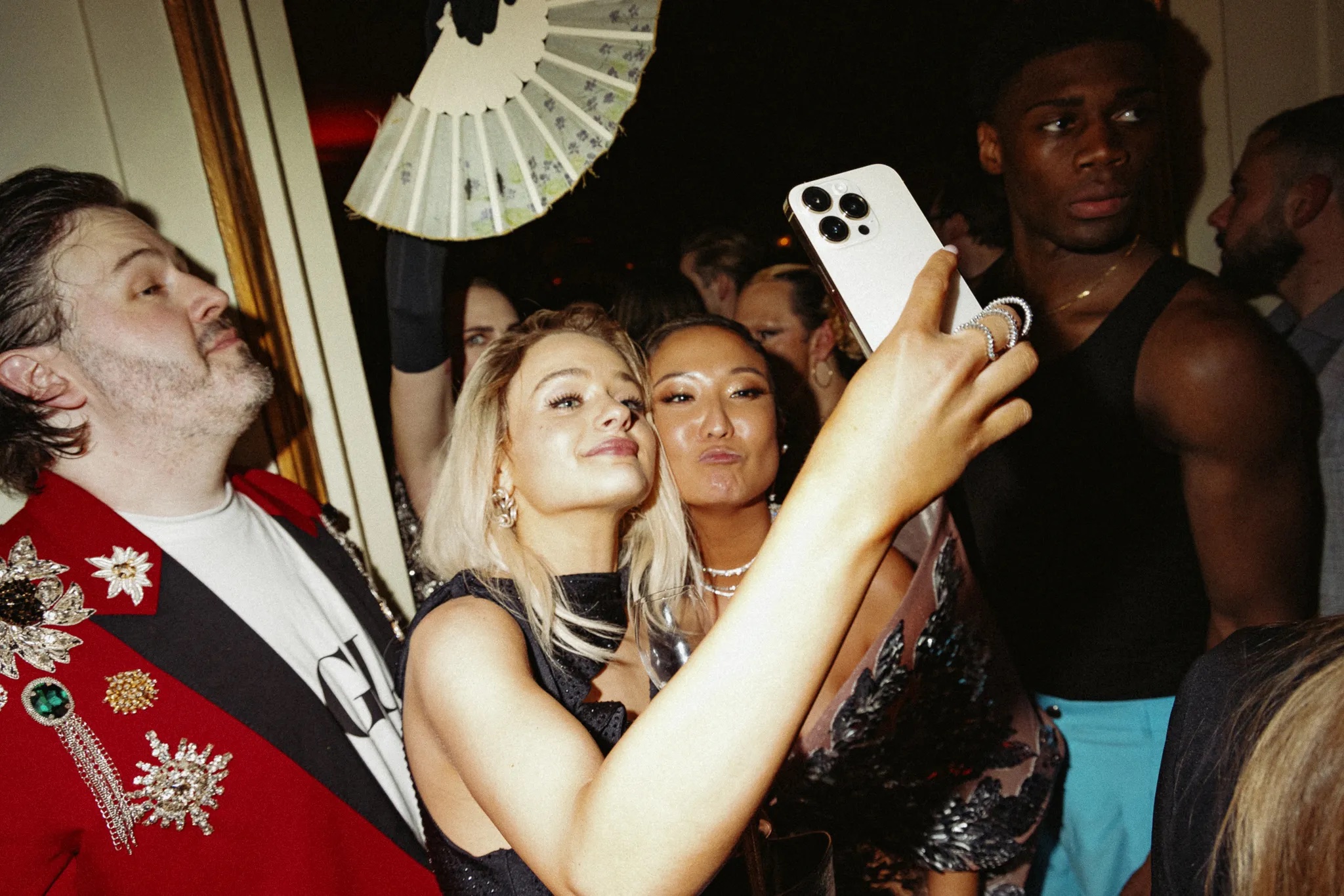 Joey King, Ashley Park bij de afterparty van Vogue World: Paris