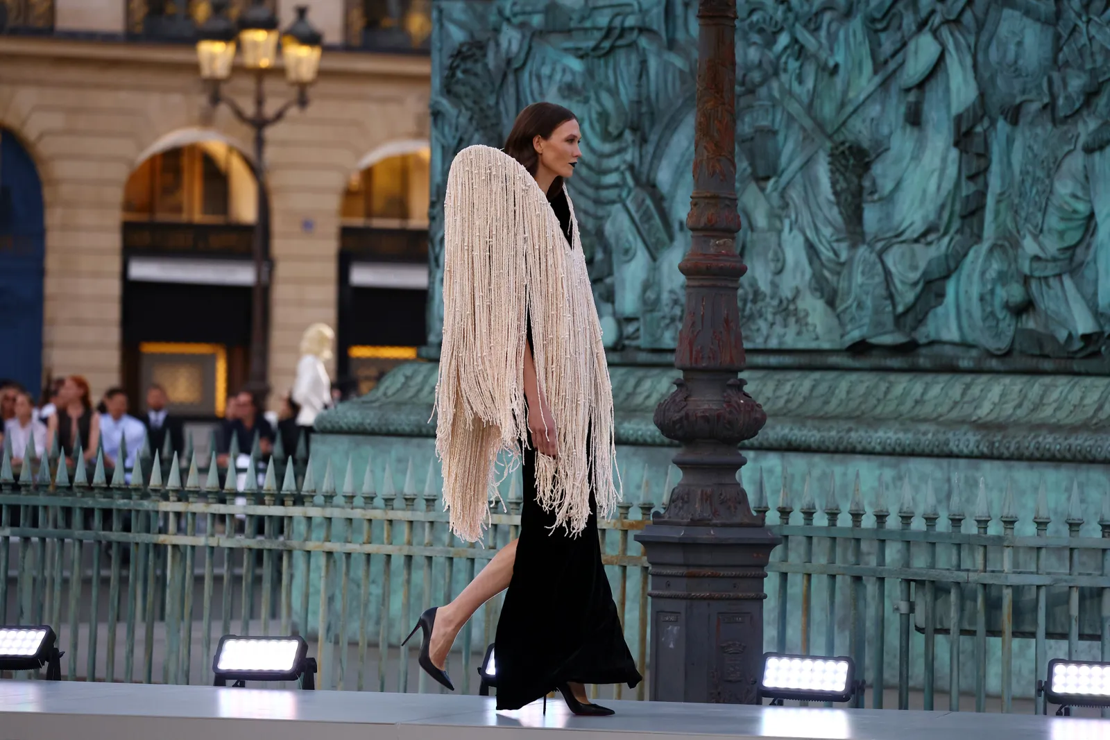 Karlie Kloss draagt Schiaparelli