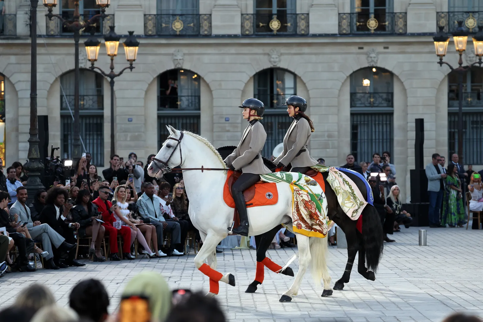 Gigi Hadid en Kendall Jenner rijden paard op Place Vendome