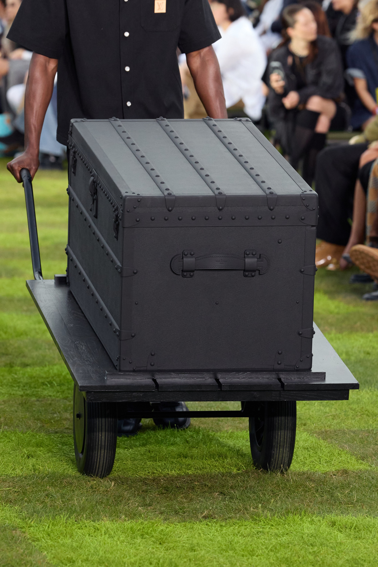 Een LV-koffer op de catwalk